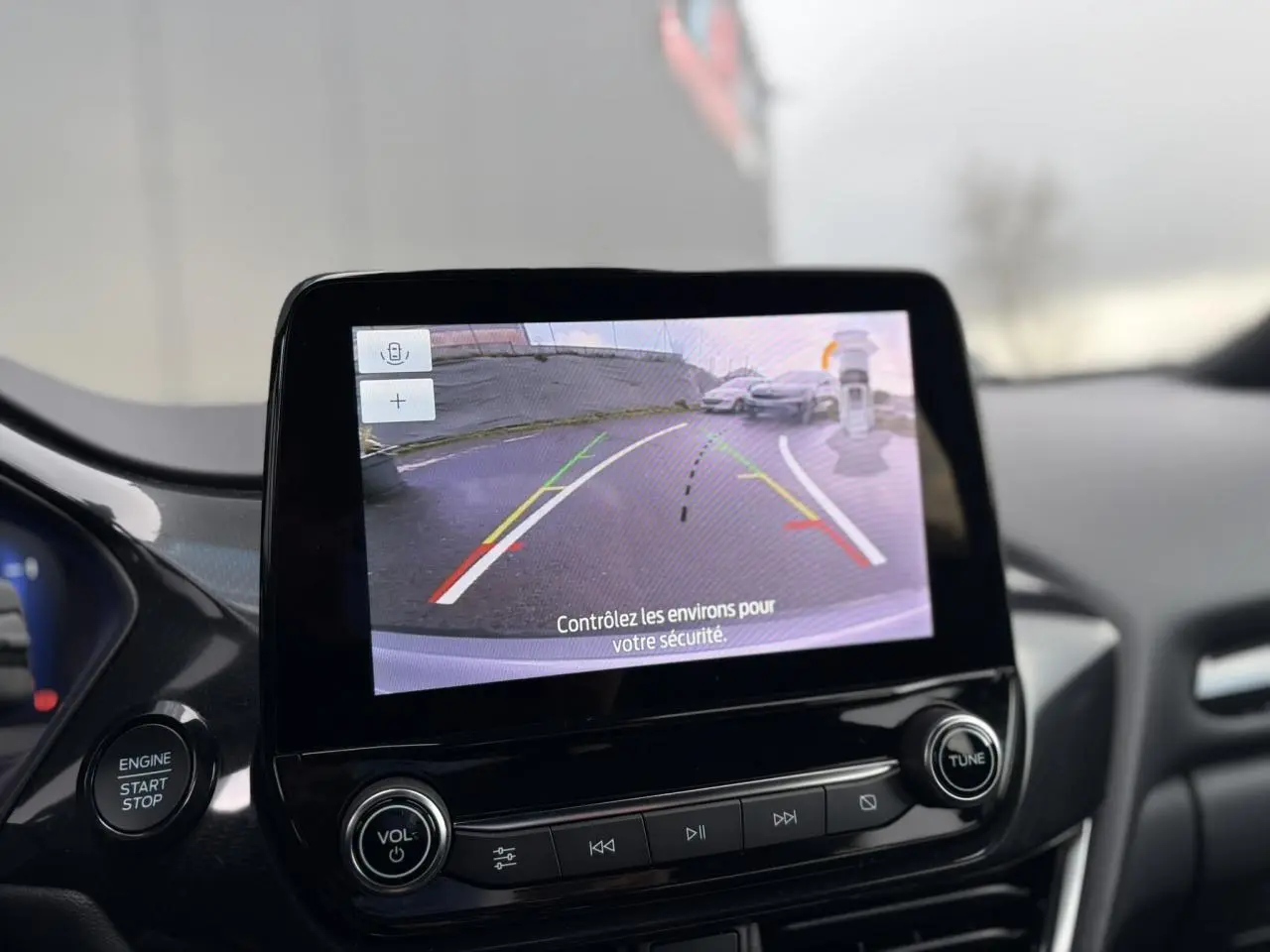 Écran tactile affichant la caméra de recul 180° dans l'habitacle du Ford Puma gris Solar 2023.