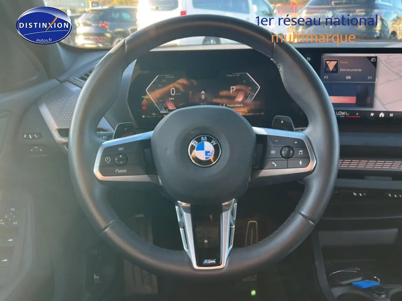 Vue centrée sur le volant cuir noir M Sport de la BMW Série 1 118da 2025 avec tableau de bord digital.