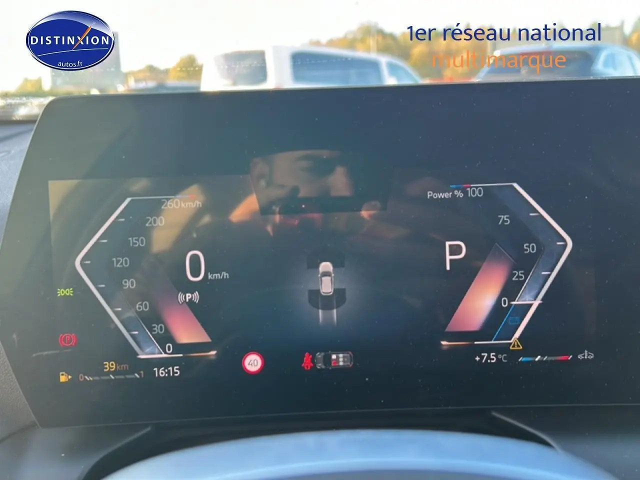 Tableau de bord numérique de BMW Série 1 blanc alpin, affichage digital avec vitesse et indicateurs, vue de face intérieure.