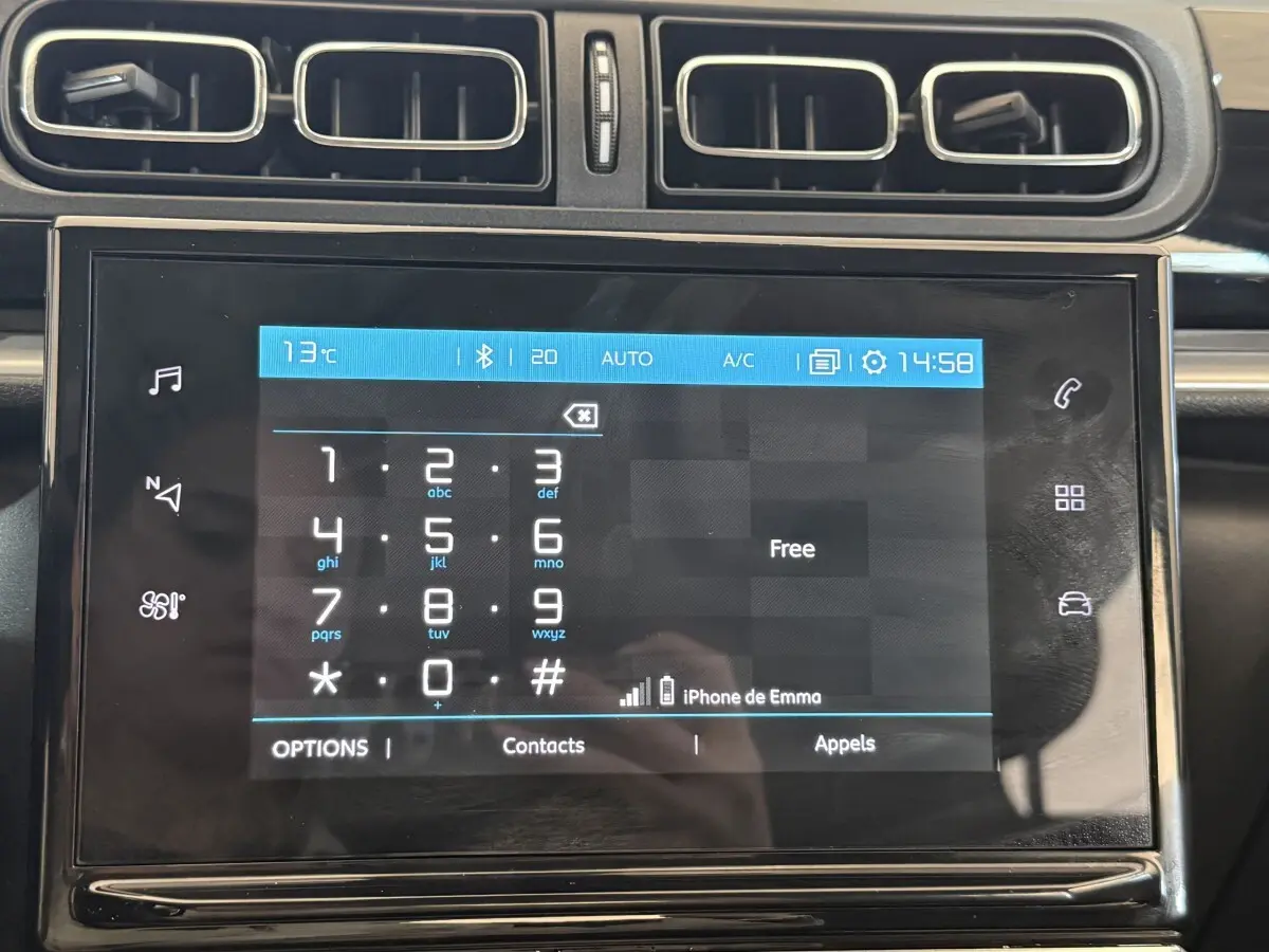 Écran tactile central de la Citroën C3 blanche 2021 affichant le clavier téléphonique et les commandes multimédia.