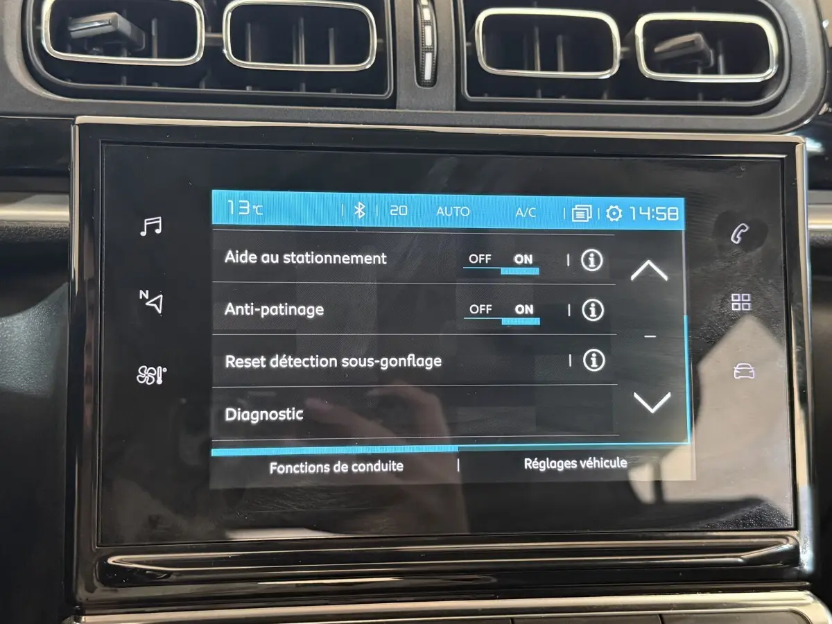 Écran tactile central de la Citroën C3 blanche 2021 affichant les options d’aide à la conduite.