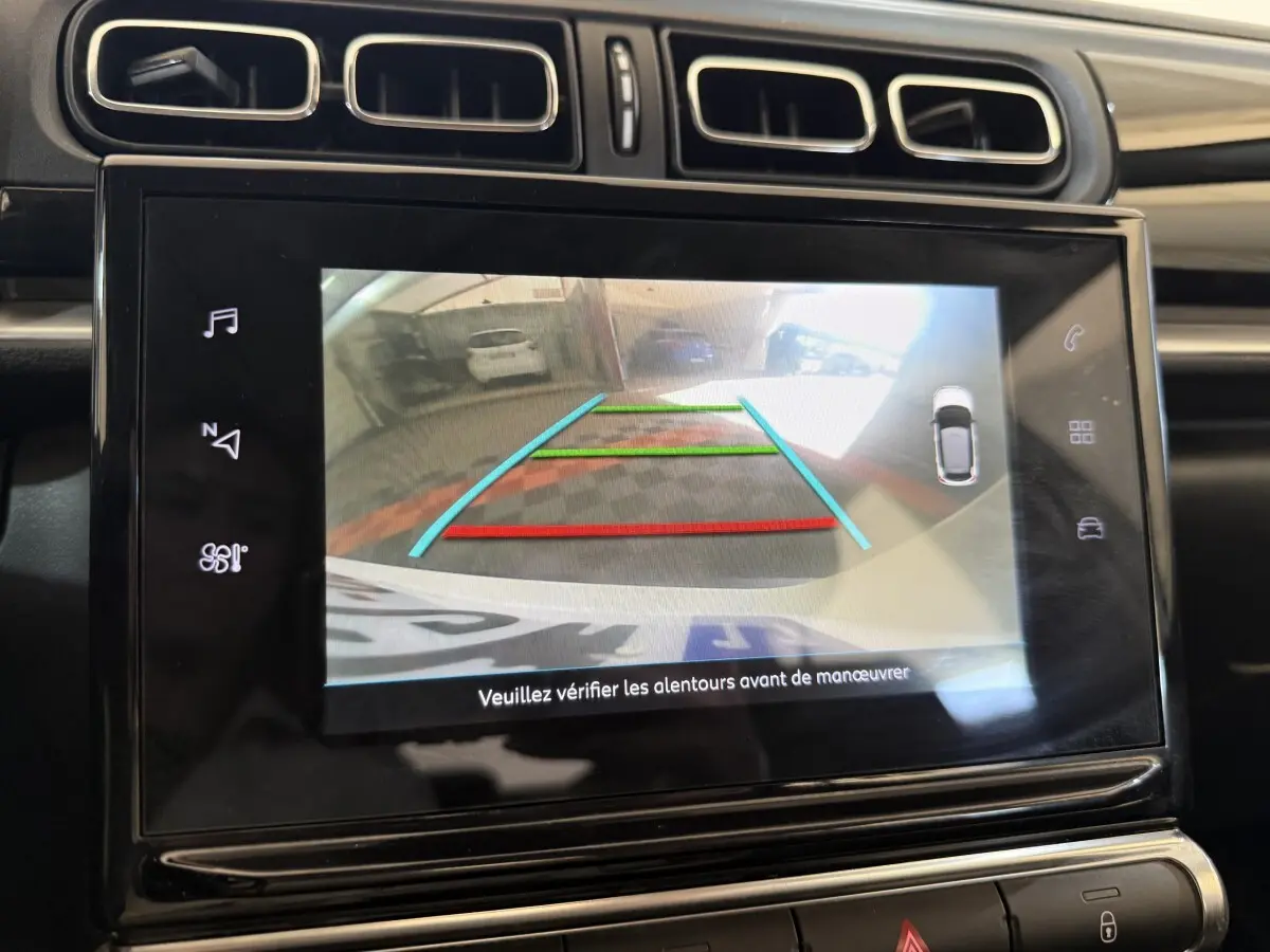 Écran tactile intérieur affichant la caméra de recul avec guidage coloré dans une Citroën C3 blanche.