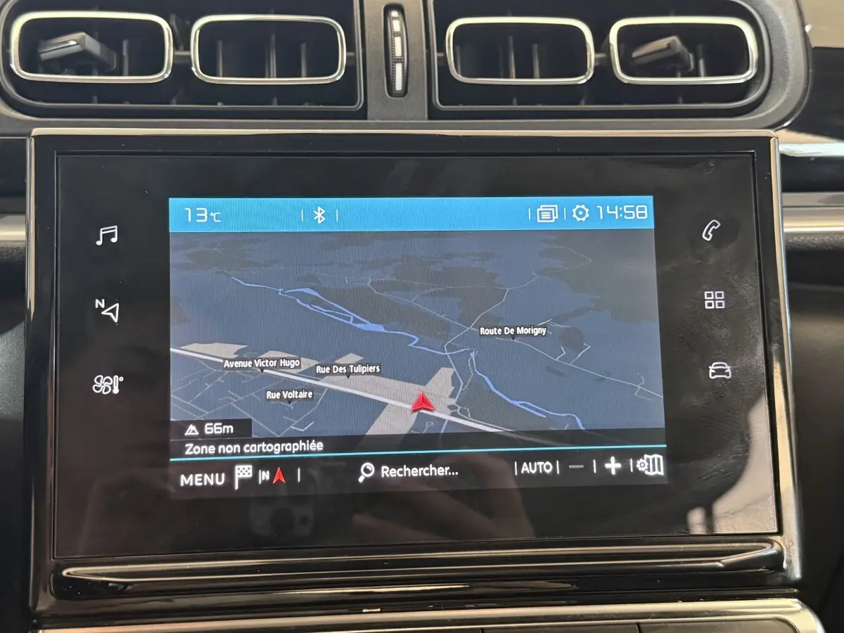 Écran tactile 7 pouces du système de navigation de la Citroën C3 blanche, vue rapprochée du tableau de bord.