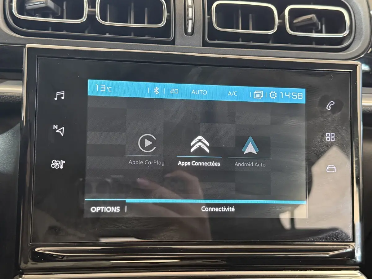 Écran tactile central de la Citroën C3 blanche 2021 affichant les options Apple CarPlay et Android Auto.
