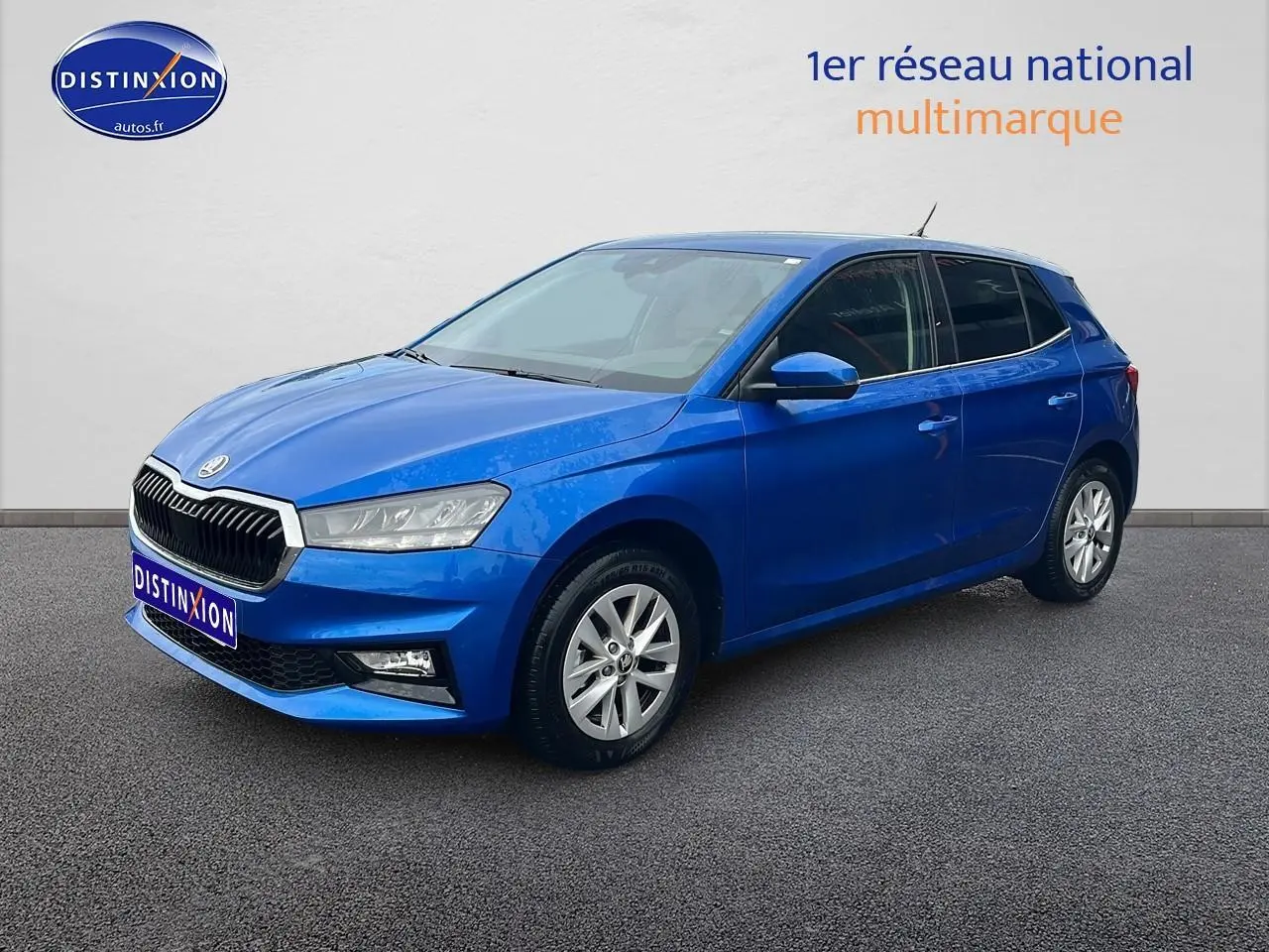 Vue 3/4 avant droite d'une Skoda Fabia bleu 2025 avec jantes alu et calandre chromée sur fond neutre.
