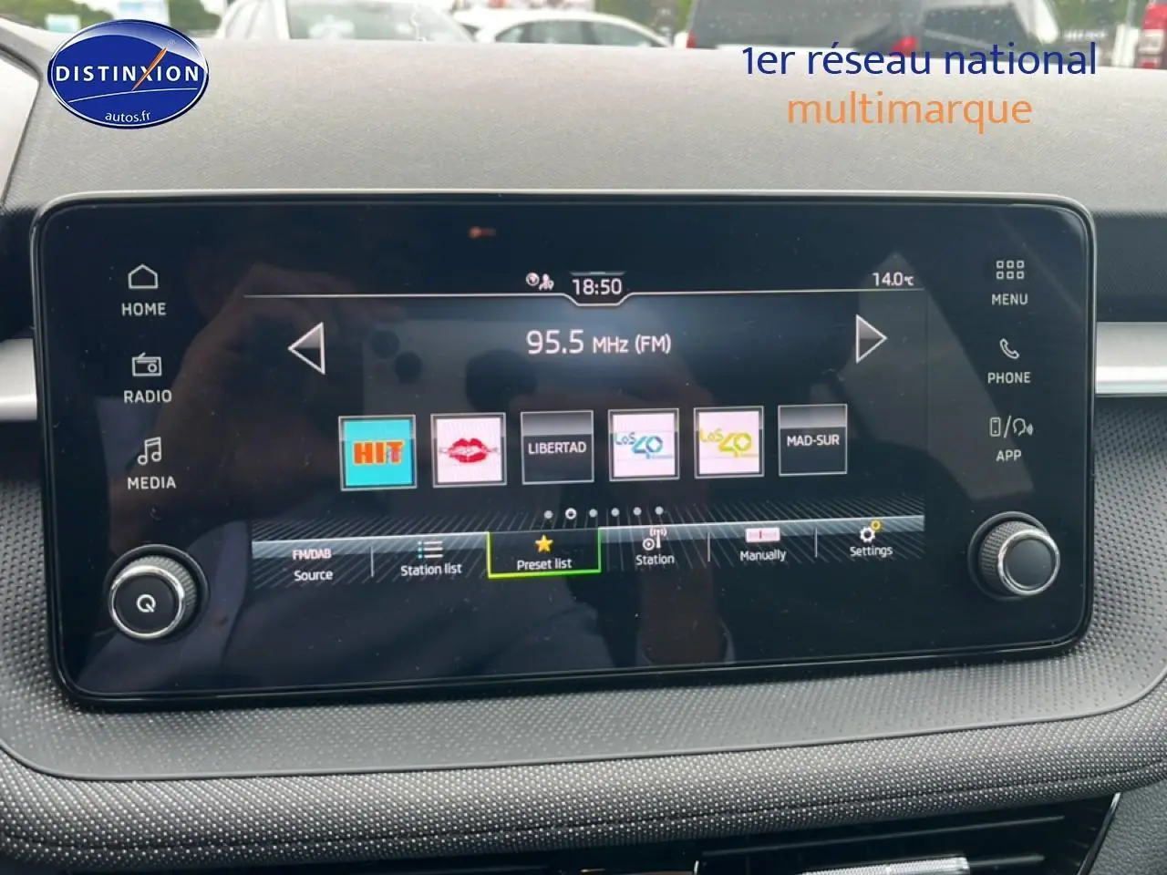 Écran tactile central de la Skoda Fabia 2025 affichant les stations radio, vue intérieure frontale.
