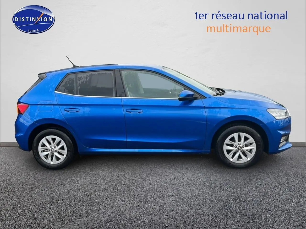 Profil côté gauche d'une Skoda Fabia bleu 2025 avec jantes alliage et vitres teintées sur fond neutre.