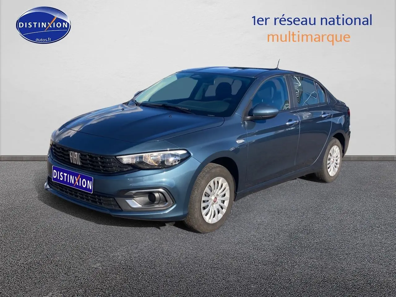 Vue 3/4 avant droite d'une Fiat Tipo 1.6 Multijet bleu métallisé avec calandre noire et enjoliveurs blancs.