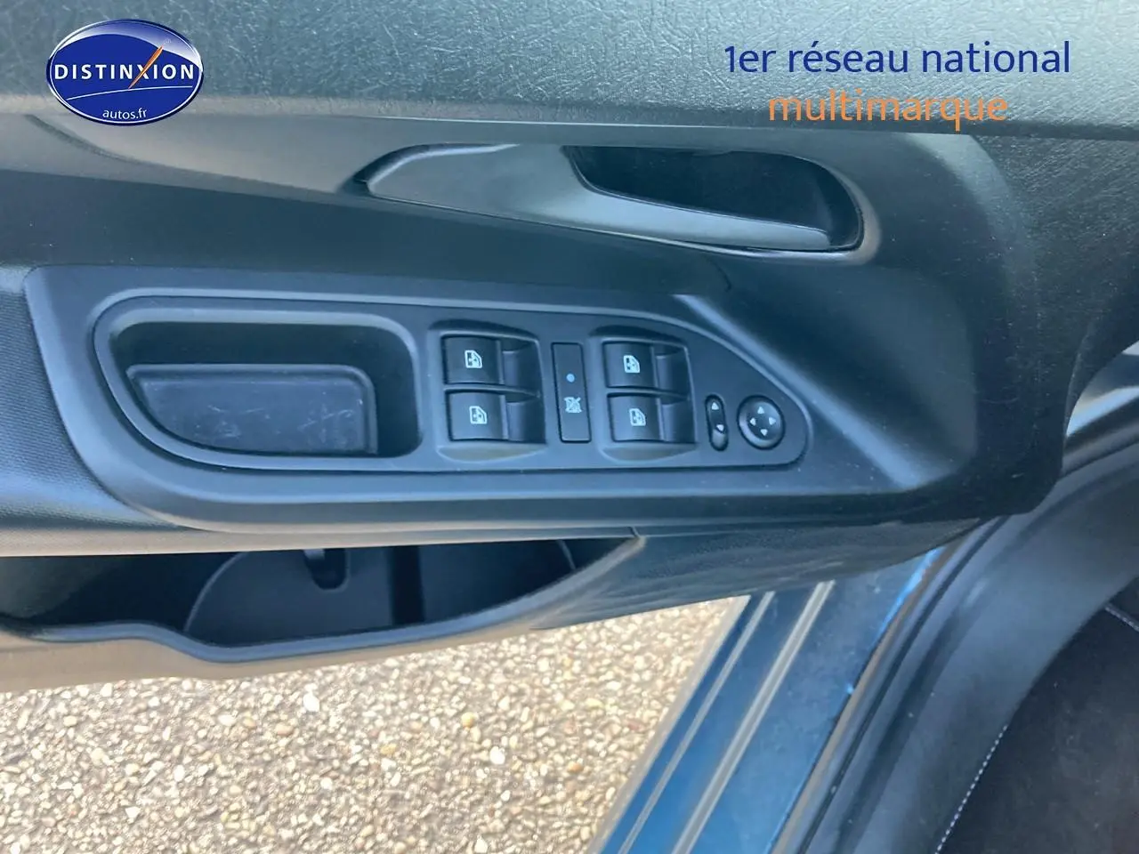 Vue rapprochée de la porte avant gauche d'une FIAT TIPO bleu 2024, montrant les commandes des vitres et rétroviseurs.