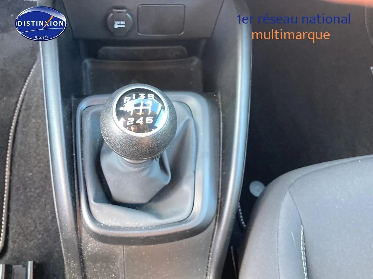 Gros plan sur le levier de vitesses manuel noir de la Fiat Tipo 1.6 Multijet 130, intérieur tissu gris.