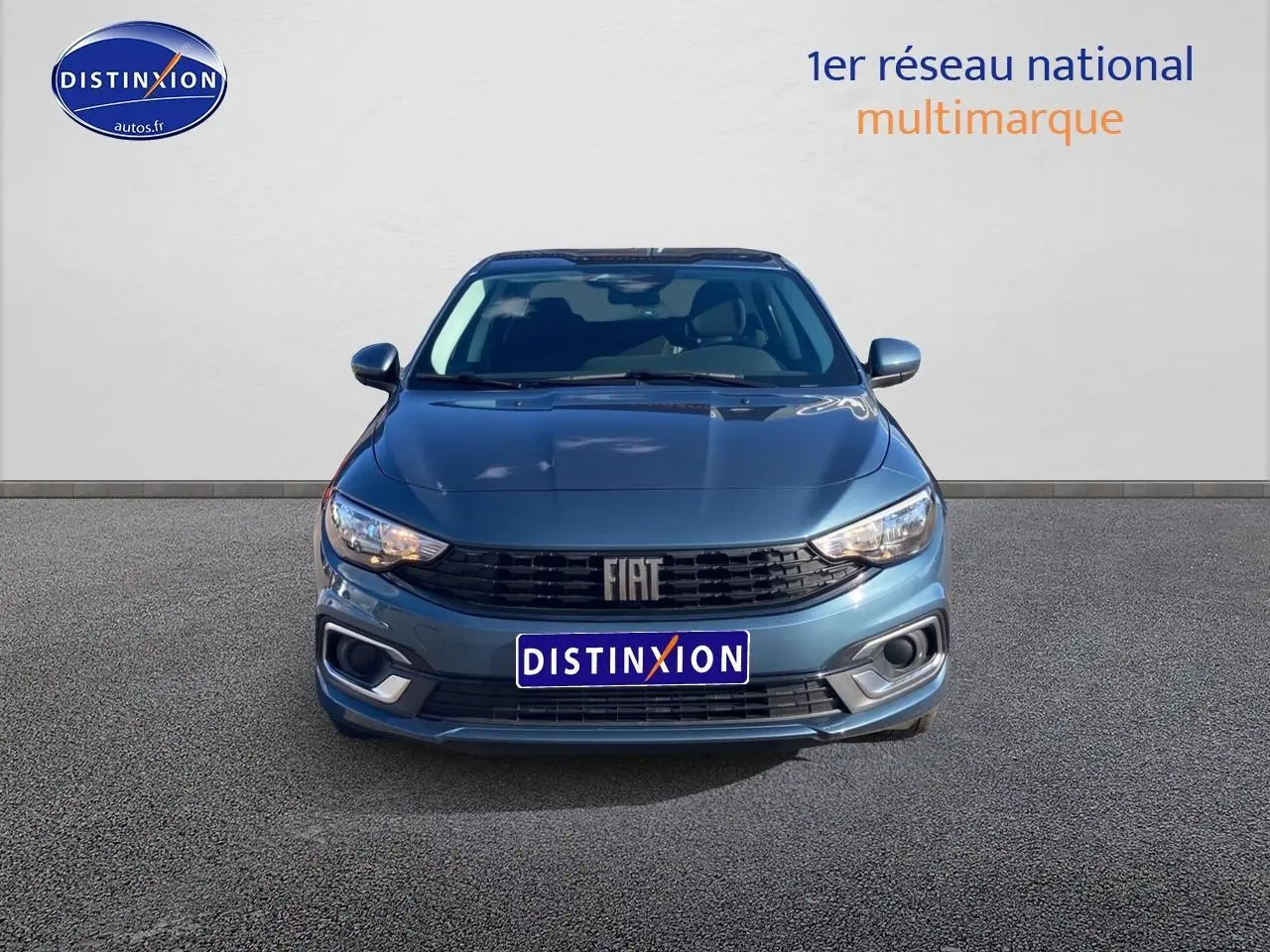 Vue avant d'une FIAT Tipo 1.6 Multijet 130 bleu avec calandre noire et phares halogènes allumés.