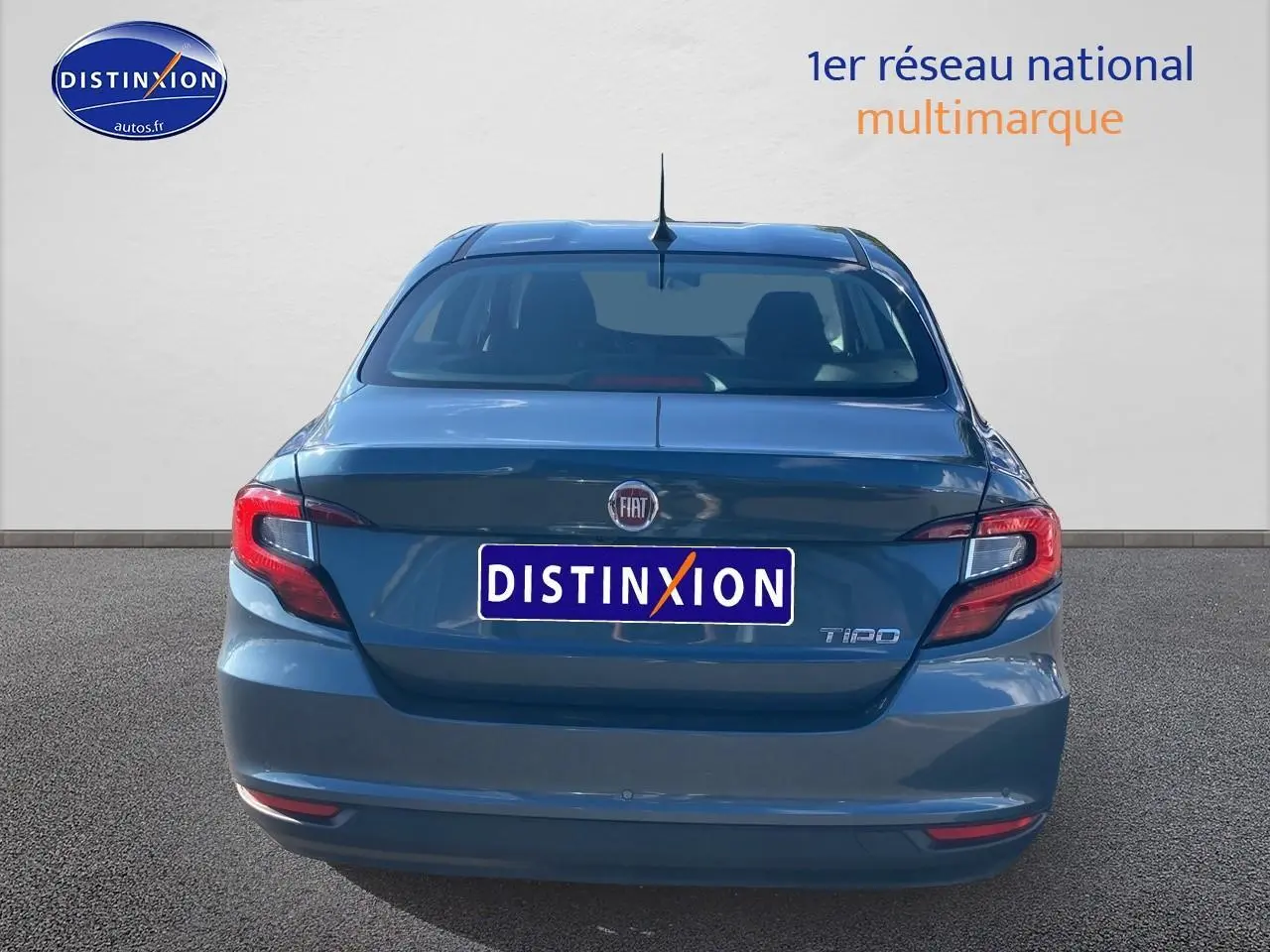 Vue arrière d'une FIAT Tipo bleu 2024 avec feux arrière distinctifs et logo FIAT visible.
