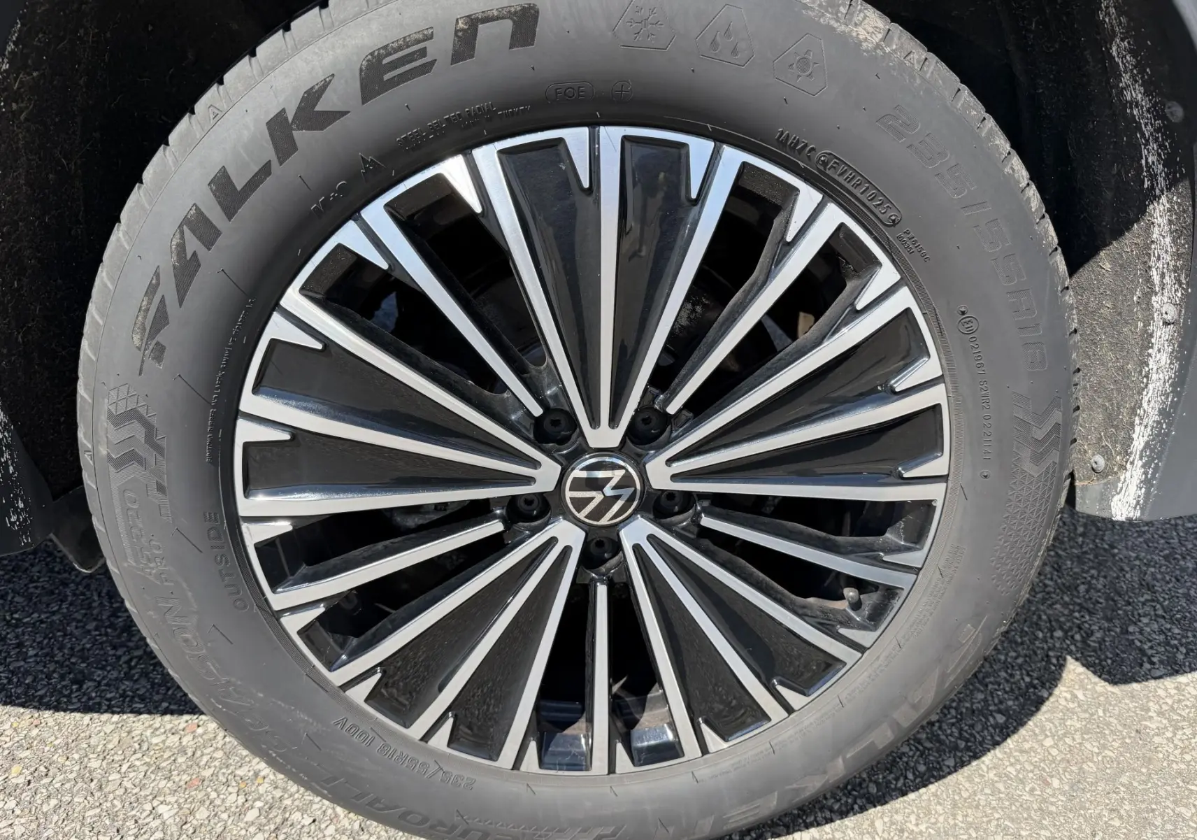 Gros plan sur la jante alliage 18 pouces noire et argentée du Volkswagen Tiguan 2025 avec pneu Falken 235/55 R18.