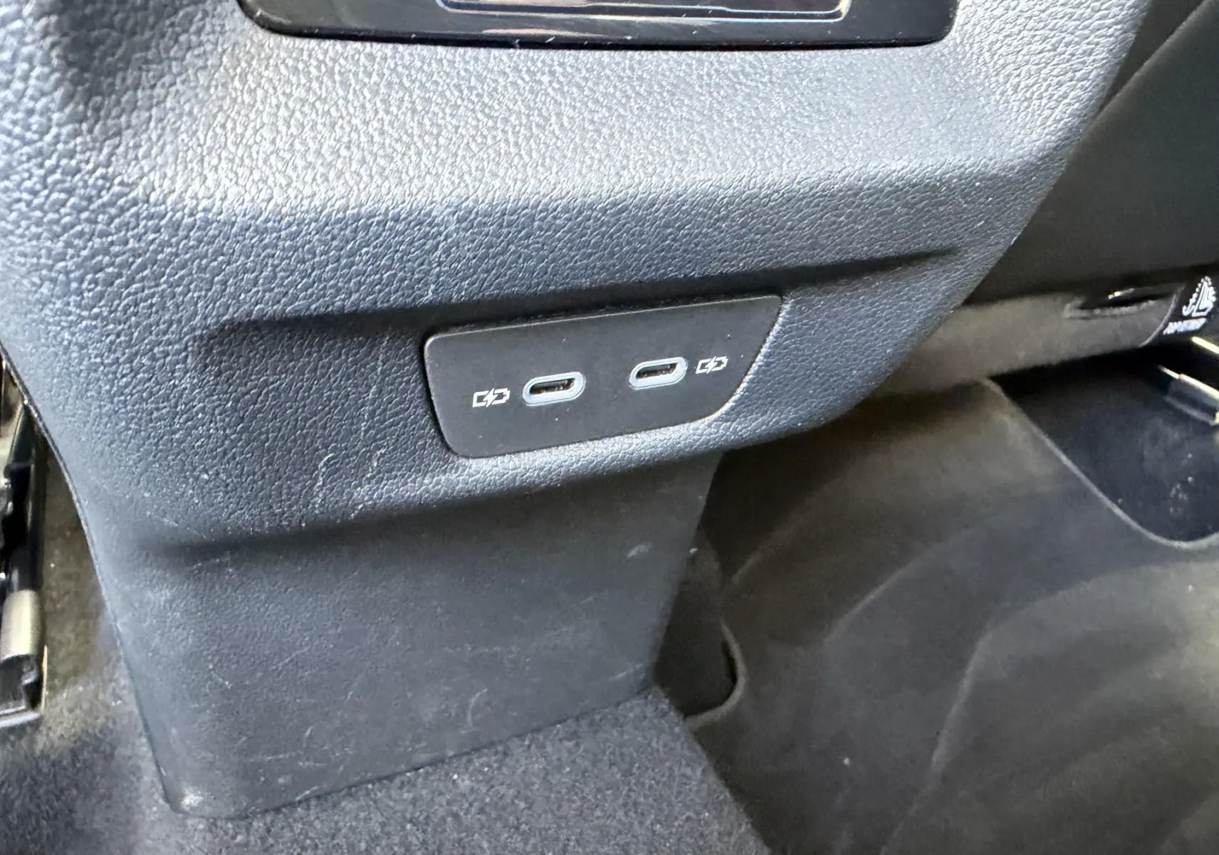 Gros plan sur les deux ports USB-C noirs situés à l'arrière de la console centrale d'un Volkswagen Tiguan 2025.