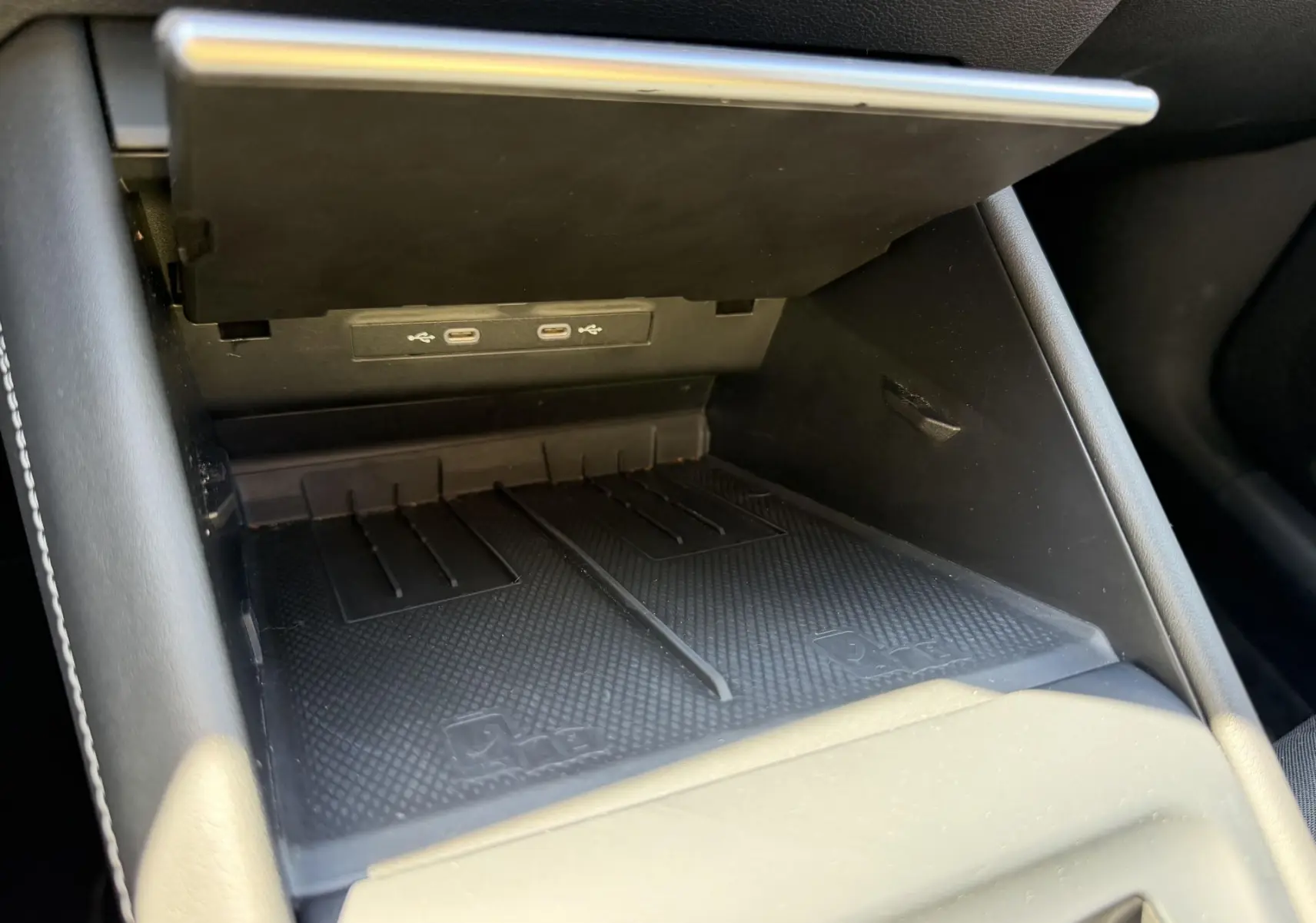 Gros plan sur la console centrale intérieure du Volkswagen Tiguan 2025, montrant un compartiment ouvert avec ports USB-C.
