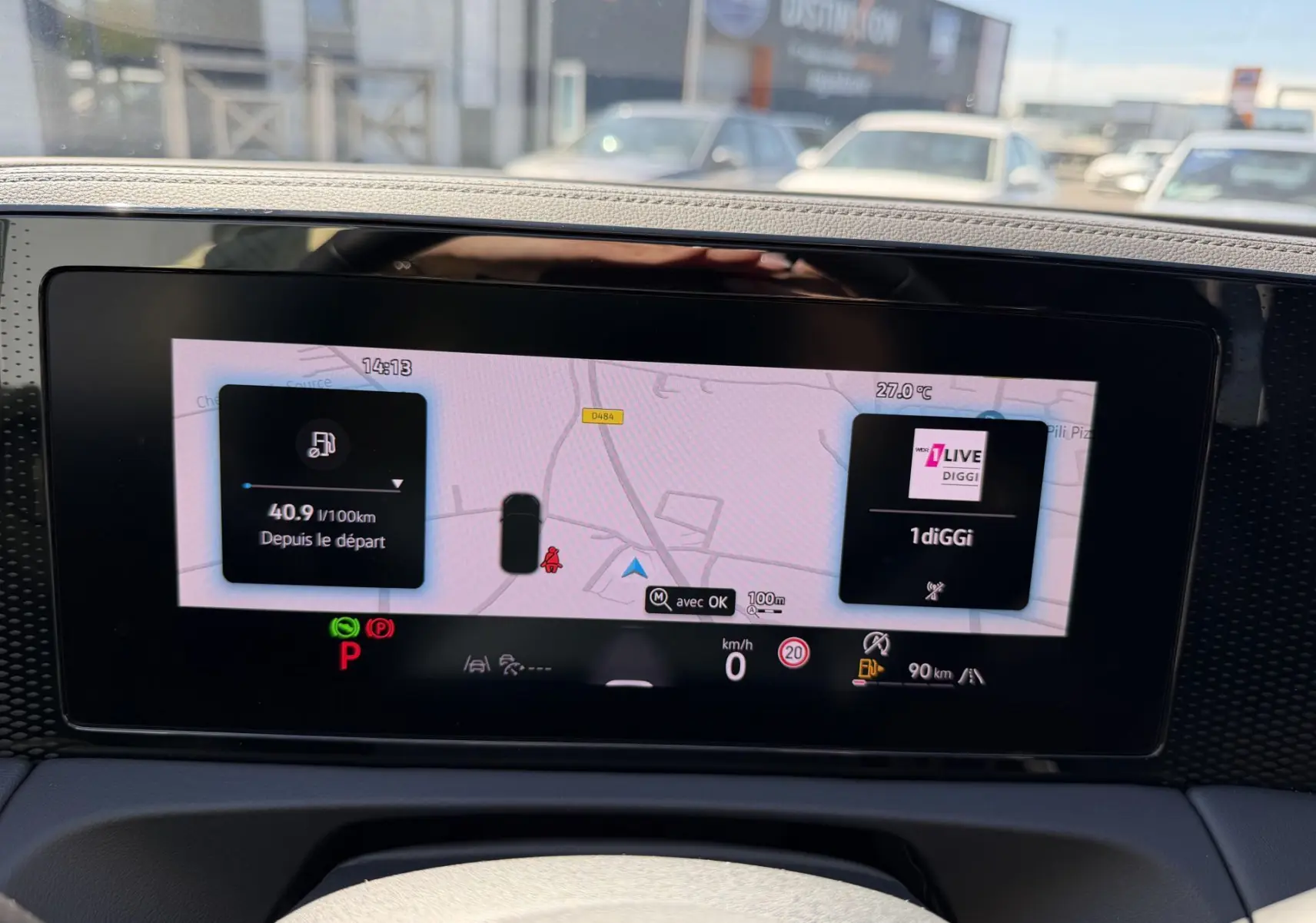 Tableau de bord numérique du Volkswagen Tiguan 2025 affichant navigation et informations de conduite.