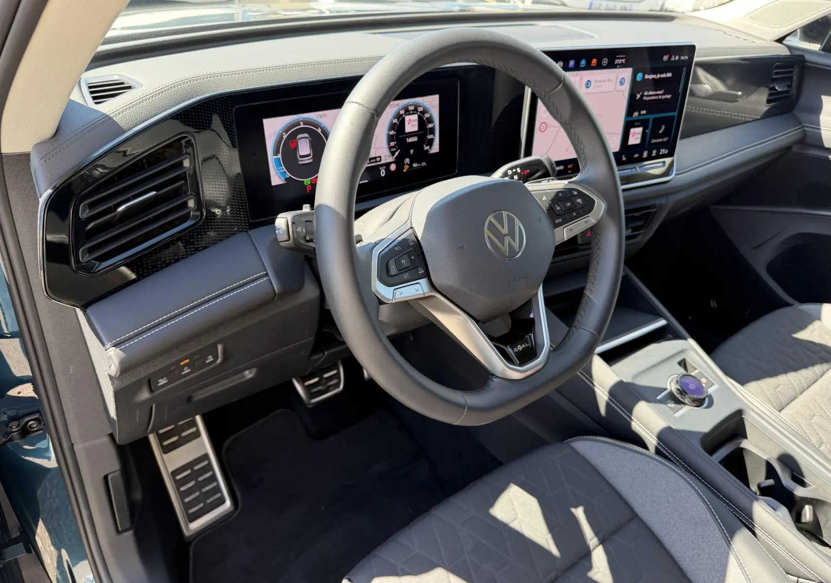 Vue intérieure côté conducteur du Volkswagen Tiguan 2025, volant cuir multifonctions et tableau de bord digital.