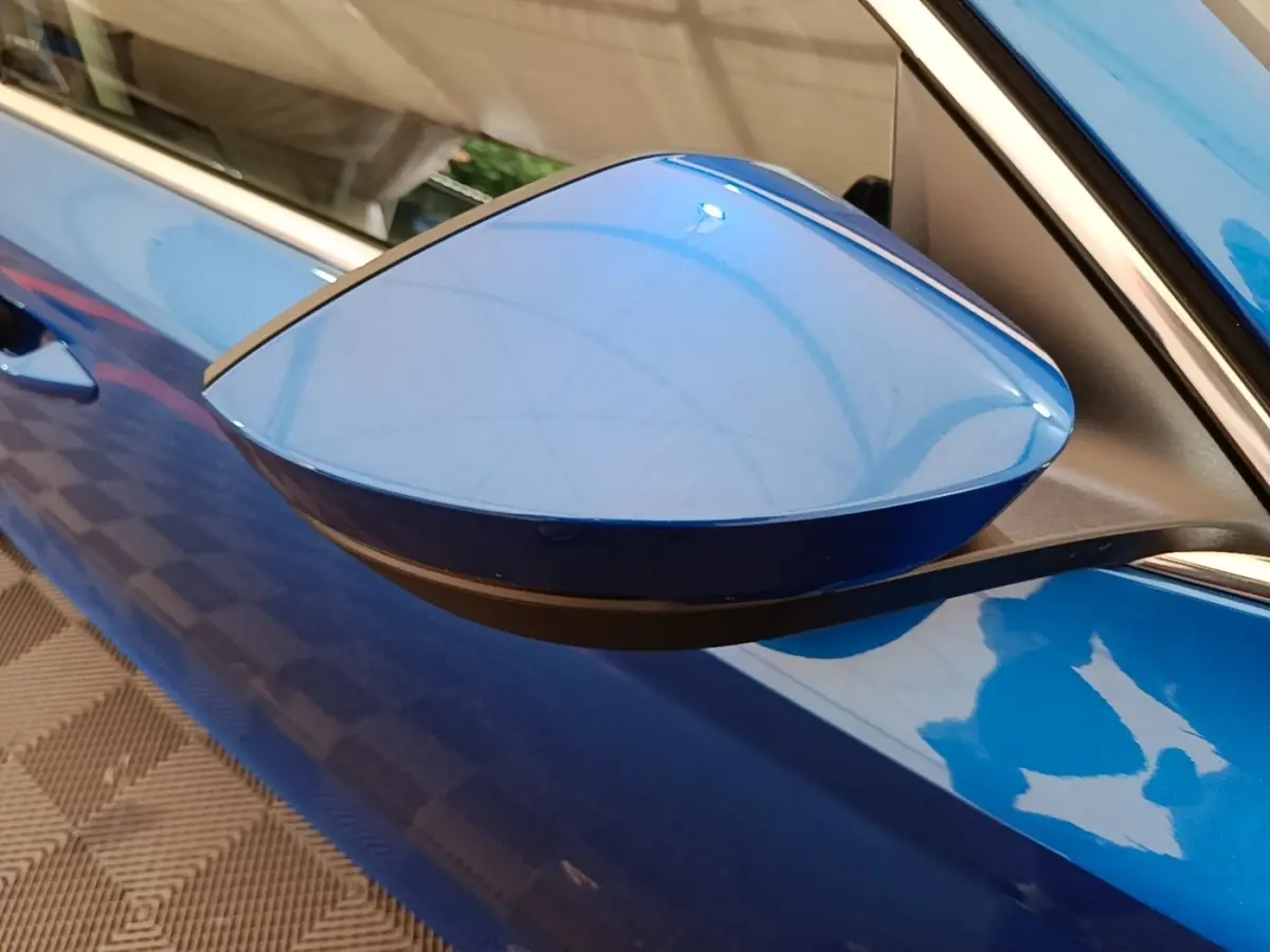 Rétroviseur côté gauche bleu de la Skoda Octavia 1.4 TSI PHEV 2022, vue rapprochée sur la portière.