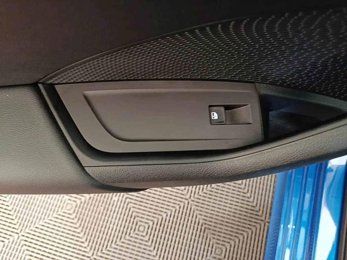 Détail de la poignée intérieure côté gauche d’une Skoda Octavia bleu 1.4 TSI PHEV iV 2022.