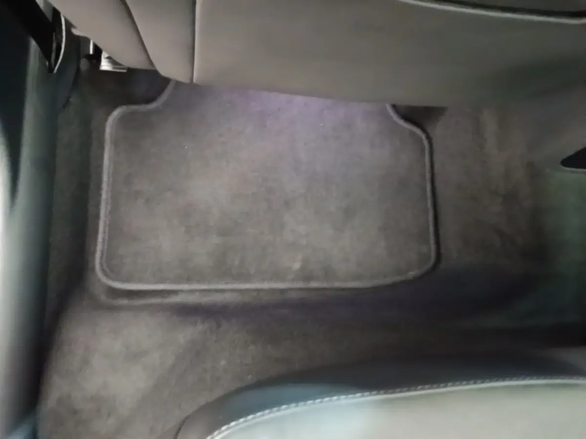 Détail du tapis de sol gris foncé au sol côté passager arrière dans une Skoda Octavia 2022.