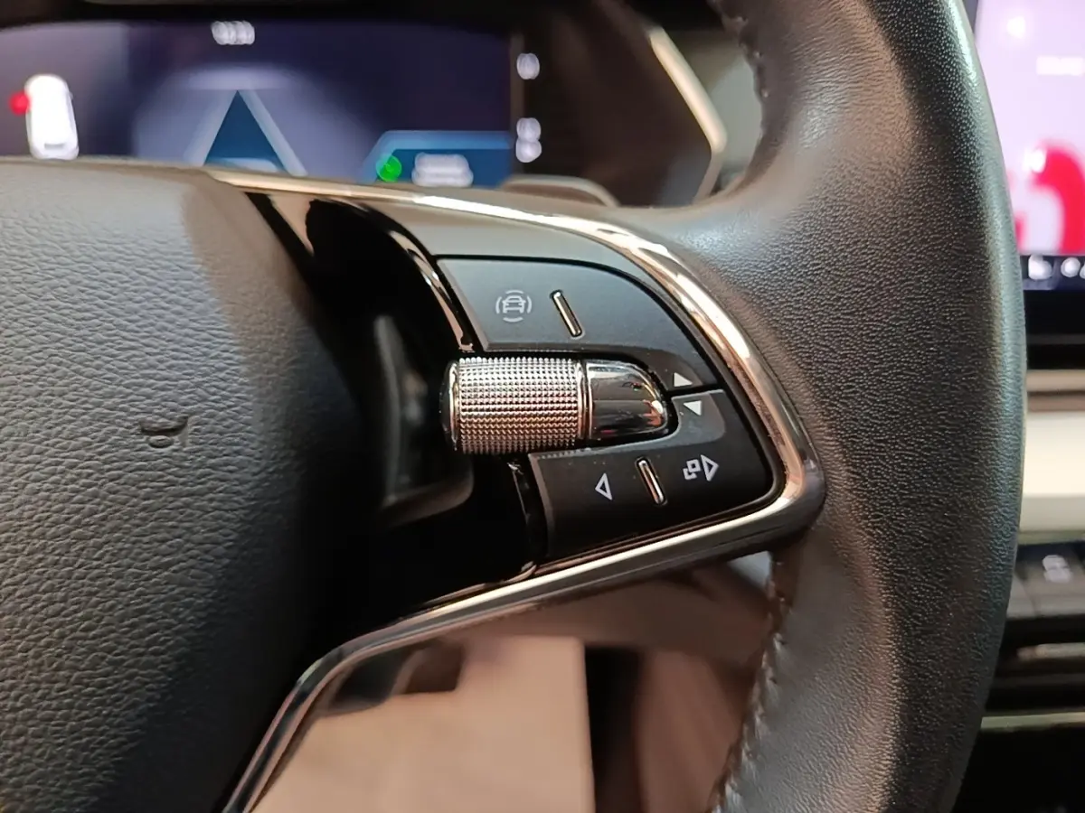 Gros plan sur la commande multifonction droite du volant cuir noir de la Skoda Octavia 1.4 TSI PHEV bleu 2022.