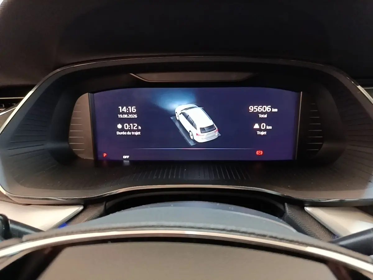 Vue rapprochée du combiné d'instruments numérique de la Skoda Octavia 1.4 TSI PHEV, affichage clair et moderne.