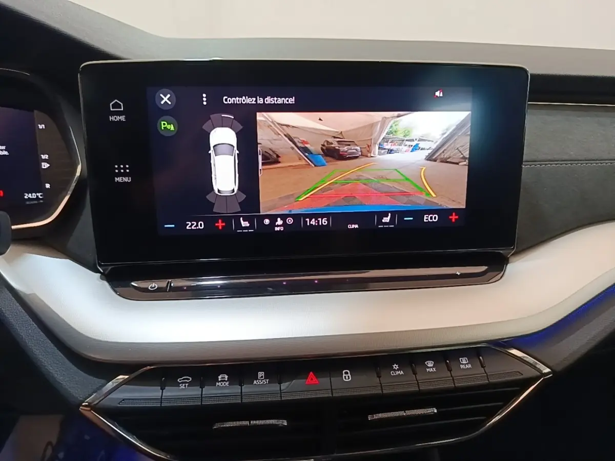 Écran tactile central de la Skoda Octavia bleu 2022 affichant la caméra de recul et commandes climatisation.