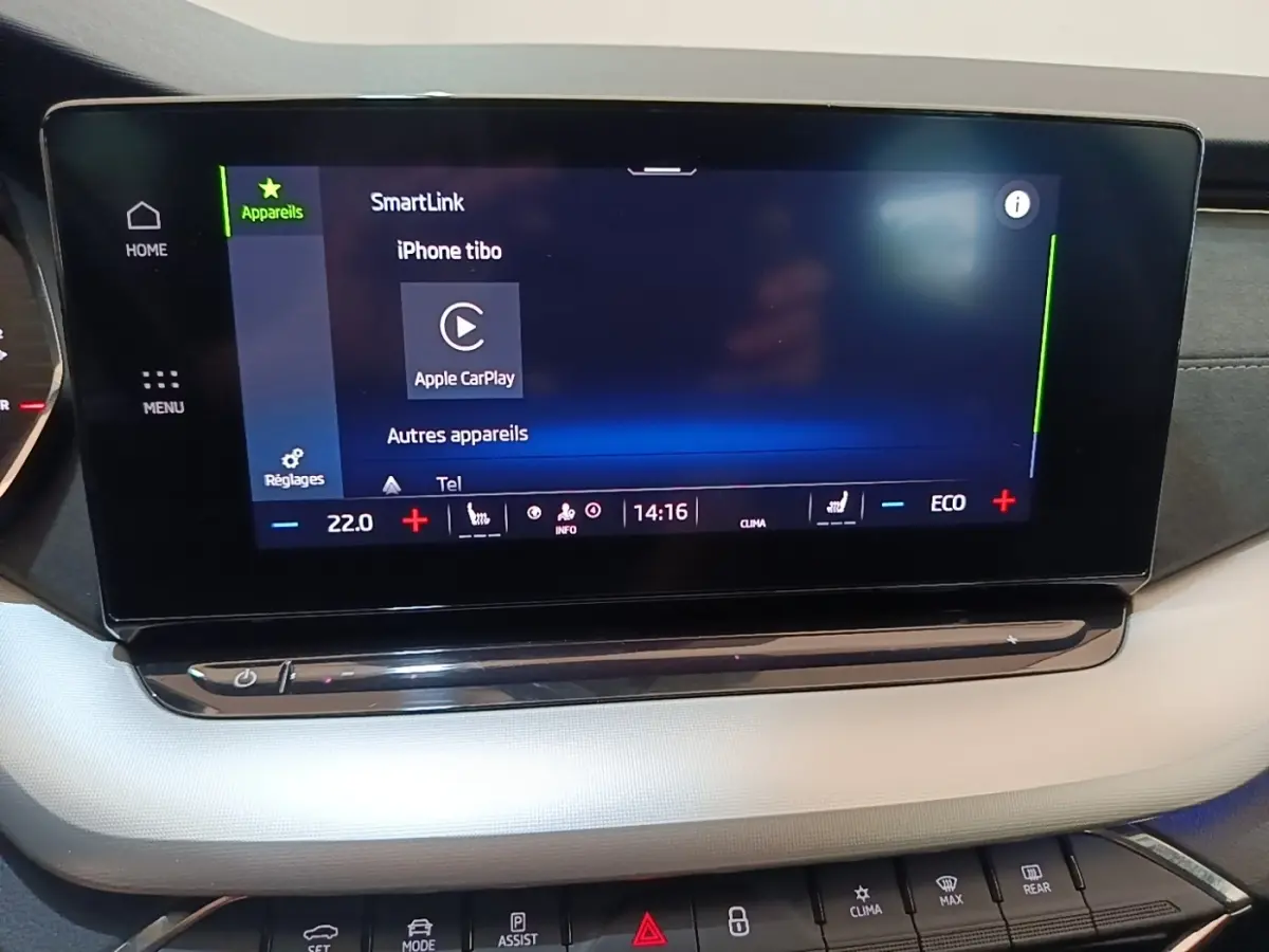 Écran tactile central affichant Apple CarPlay dans l’habitacle clair d’une Skoda Octavia hybride rechargeable 2022.