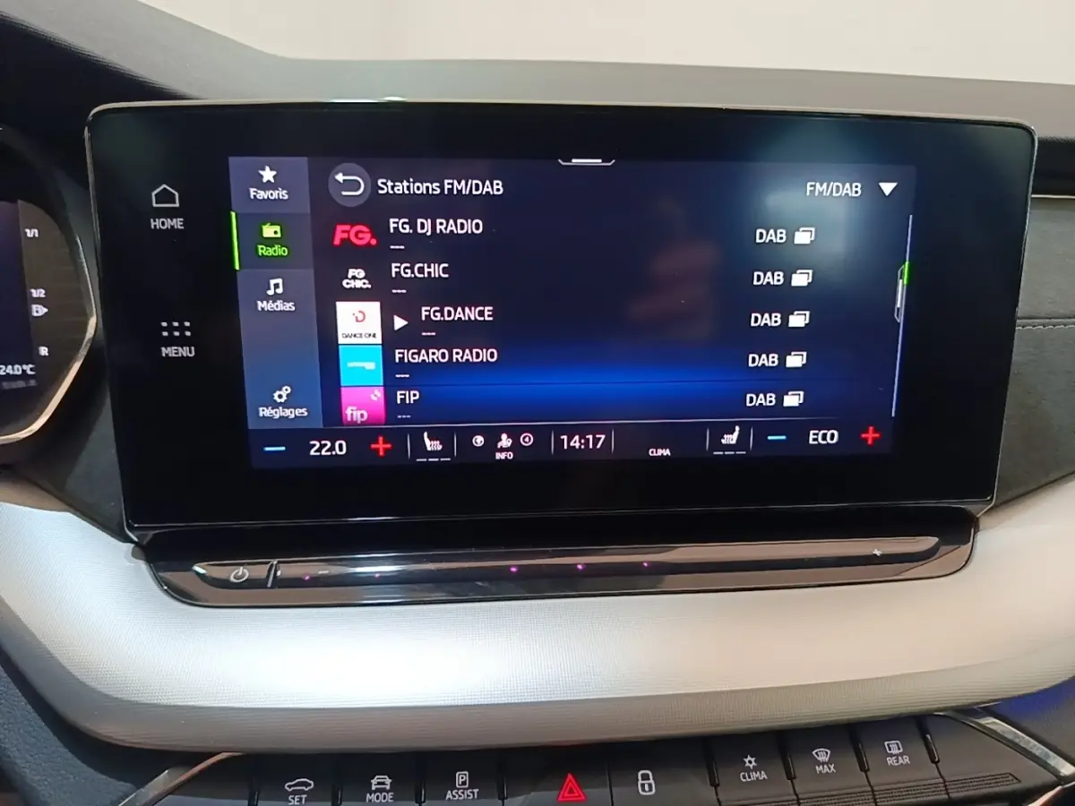 Écran tactile central de la Skoda Octavia 1.4 TSI PHEV 2022 affichant les stations radio FM/DAB.