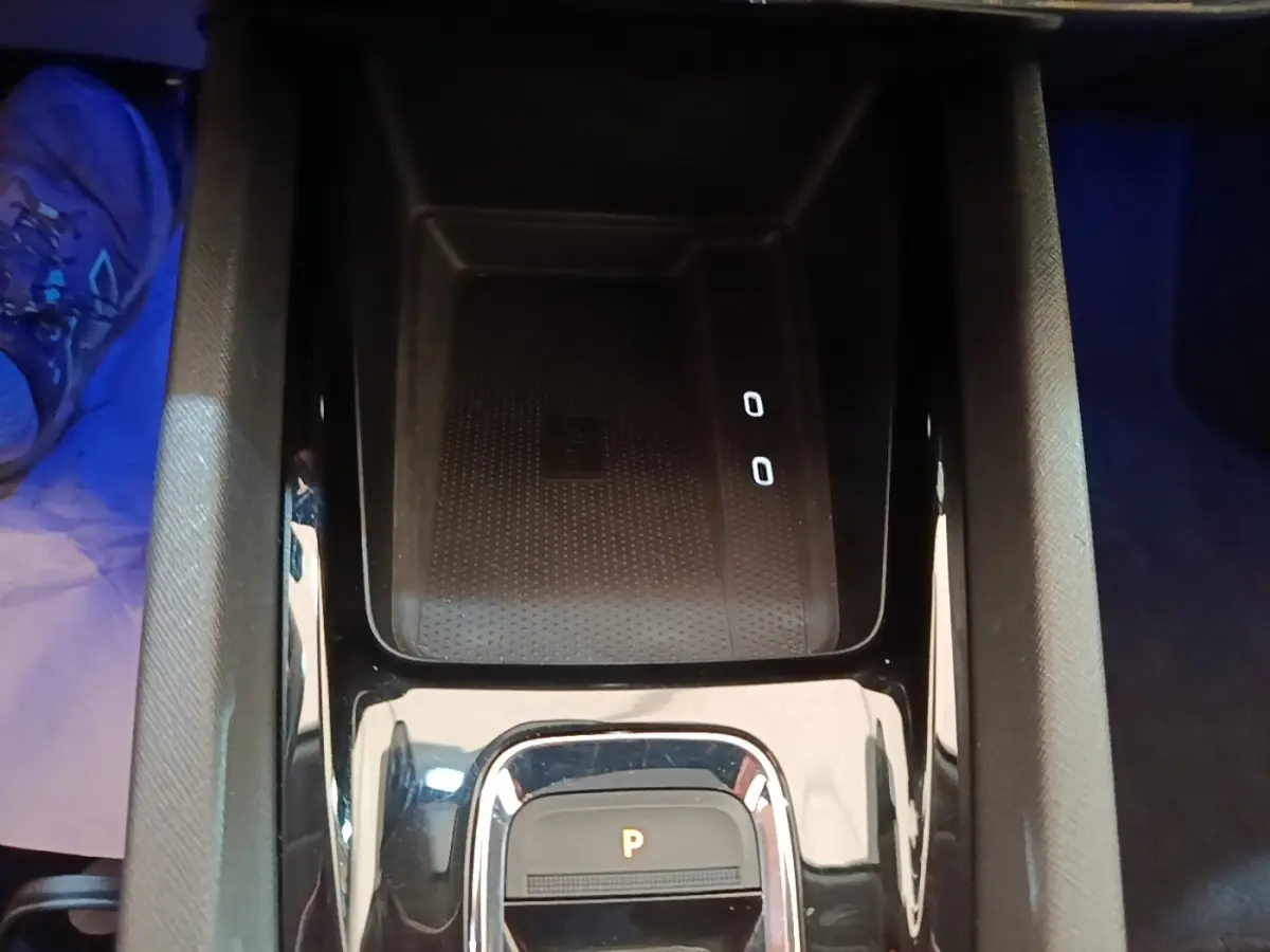 Gros plan sur la console centrale noire brillante de la Skoda Octavia hybride rechargeable, avec commande de boîte automatique en position parking.