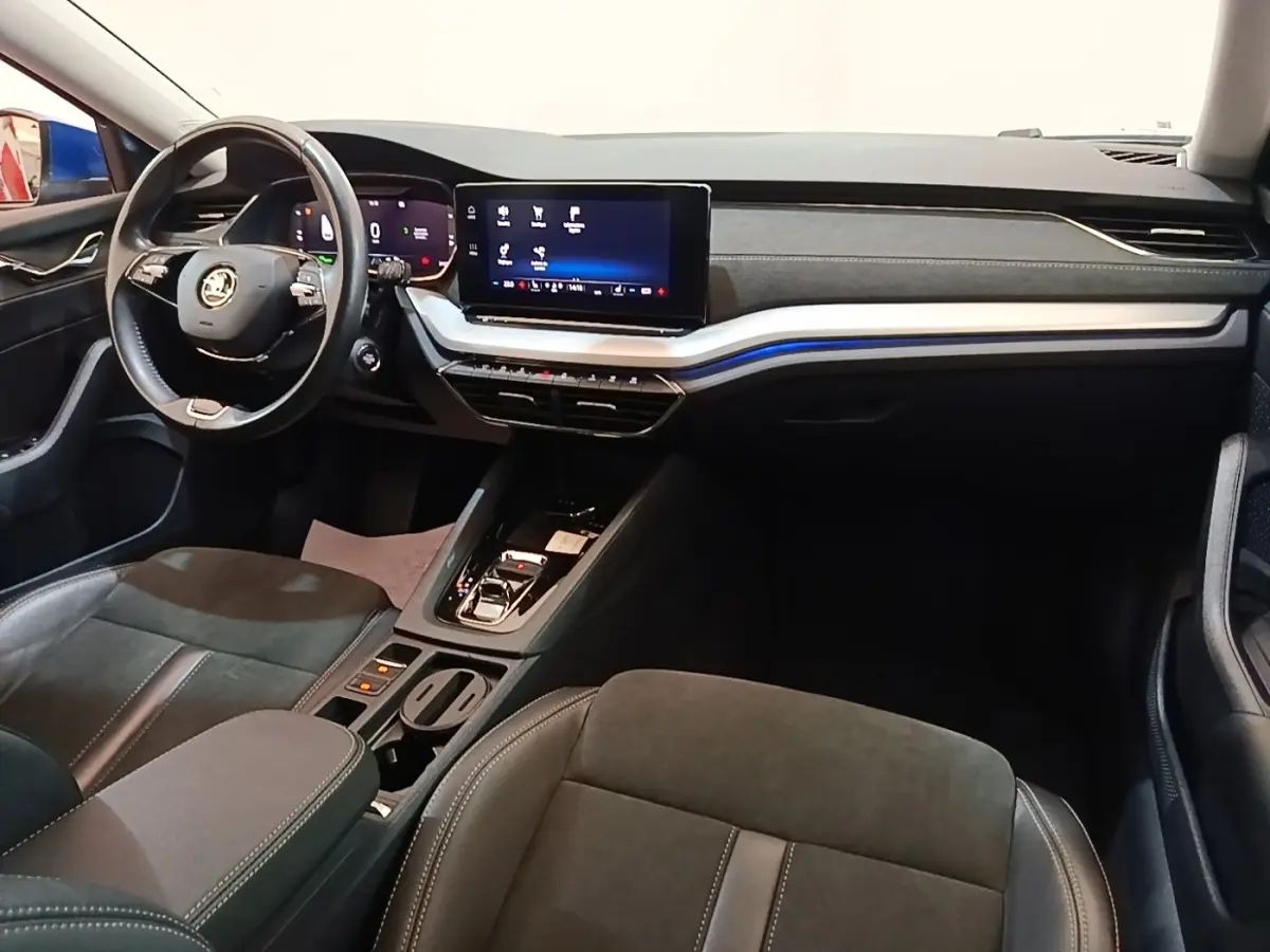 Intérieur de la Skoda Octavia 1.4 TSI PHEV 2022, vue avant droite sur tableau de bord et écran tactile central.