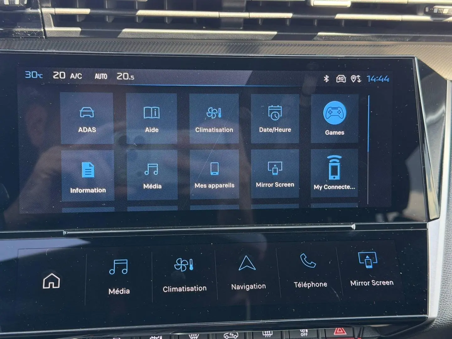 Écran tactile central de la Peugeot 408 Hybrid bleu Obsession, affichant les menus multimédia et climatisation.