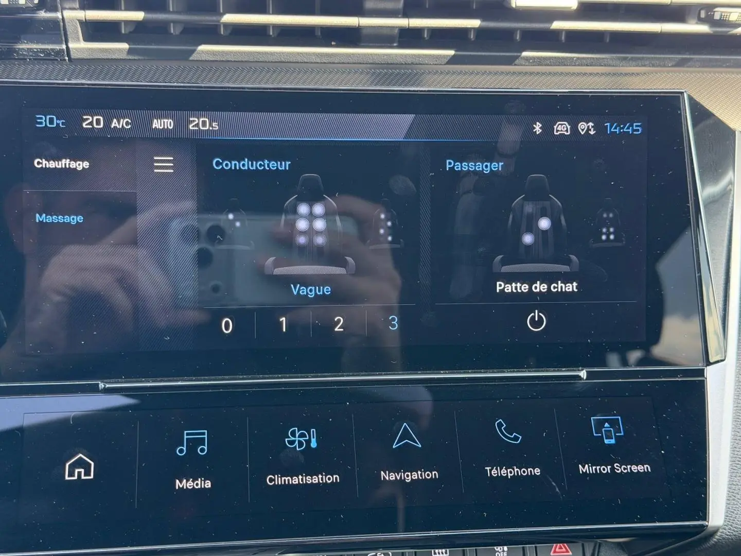 Écran tactile intérieur du Peugeot 408 Hybrid 145ch GT, affichant les réglages de massage des sièges conducteur et passager.