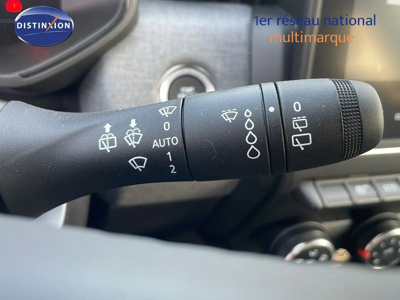 Gros plan sur la commande d'essuie-glace de la Renault Clio gris schiste métal, version 1.5 DCI 100CH Evolution.