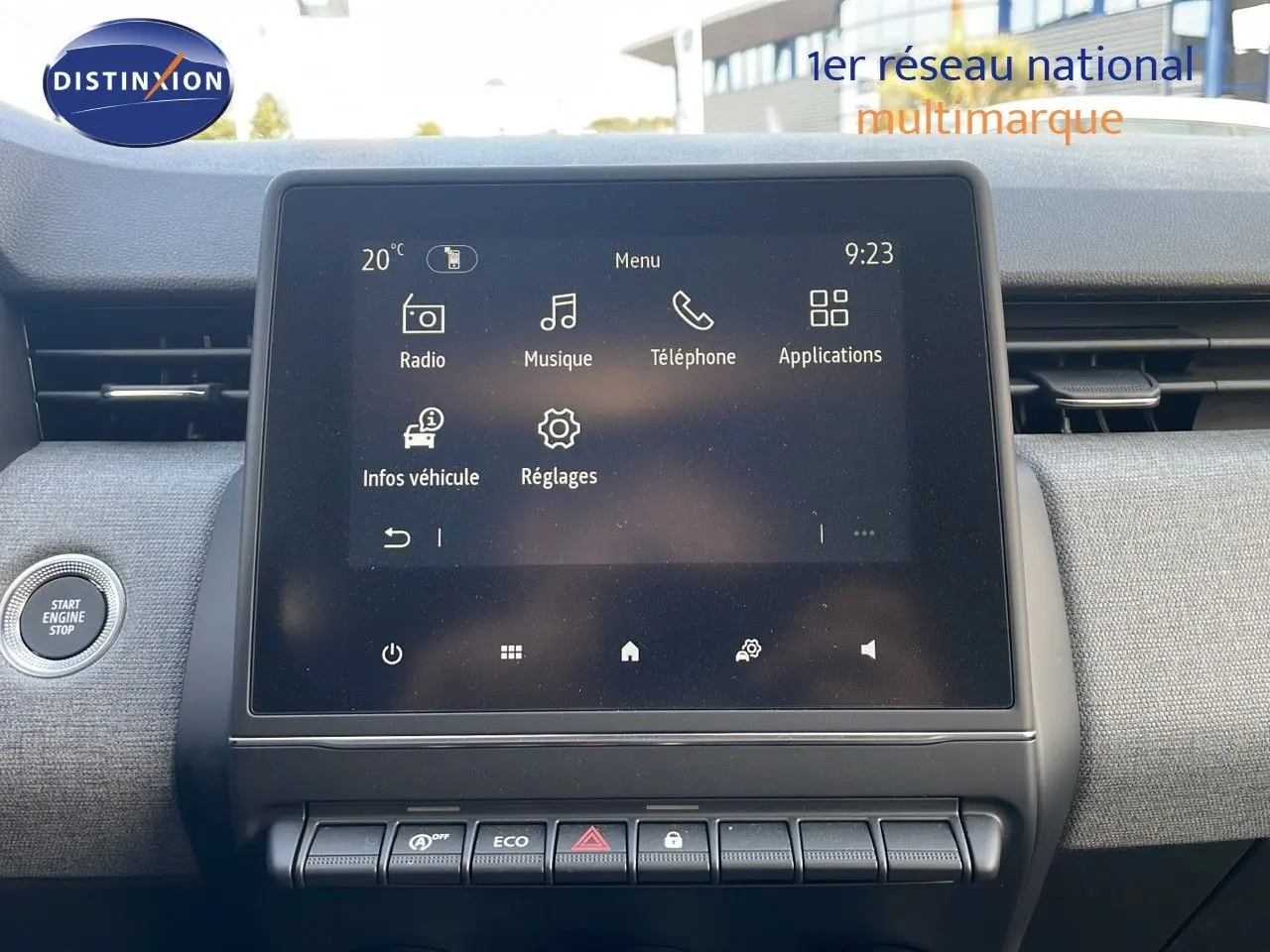 Écran tactile central de la Renault Clio 1.5 DCI 100ch Evolution 2025, avec tableau de bord gris et bouton start/stop.