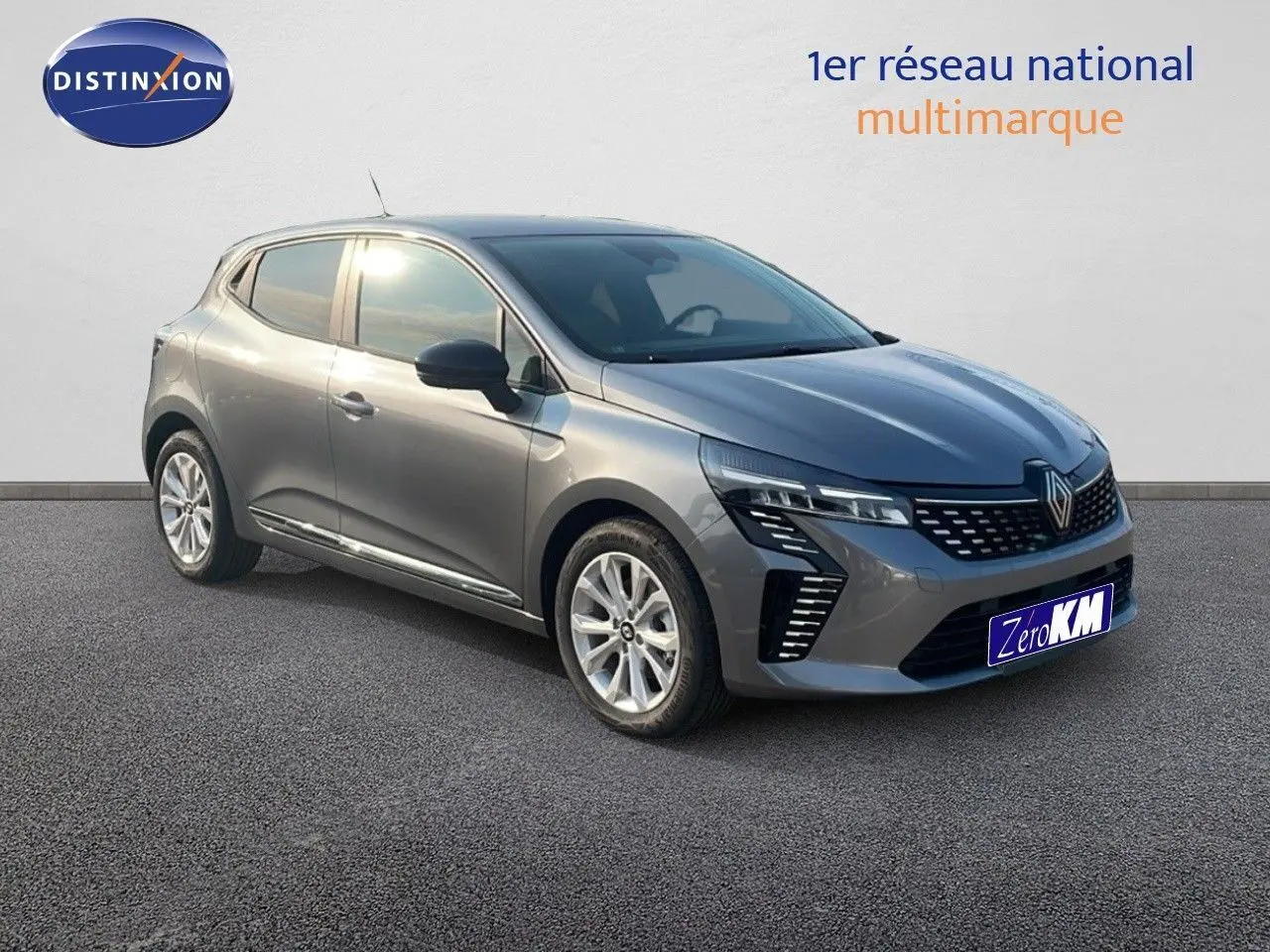 Renault Clio 1.5 DCI 100ch Evolution gris schiste métal vue 3/4 avant droit avec feux LED et jantes alliage.