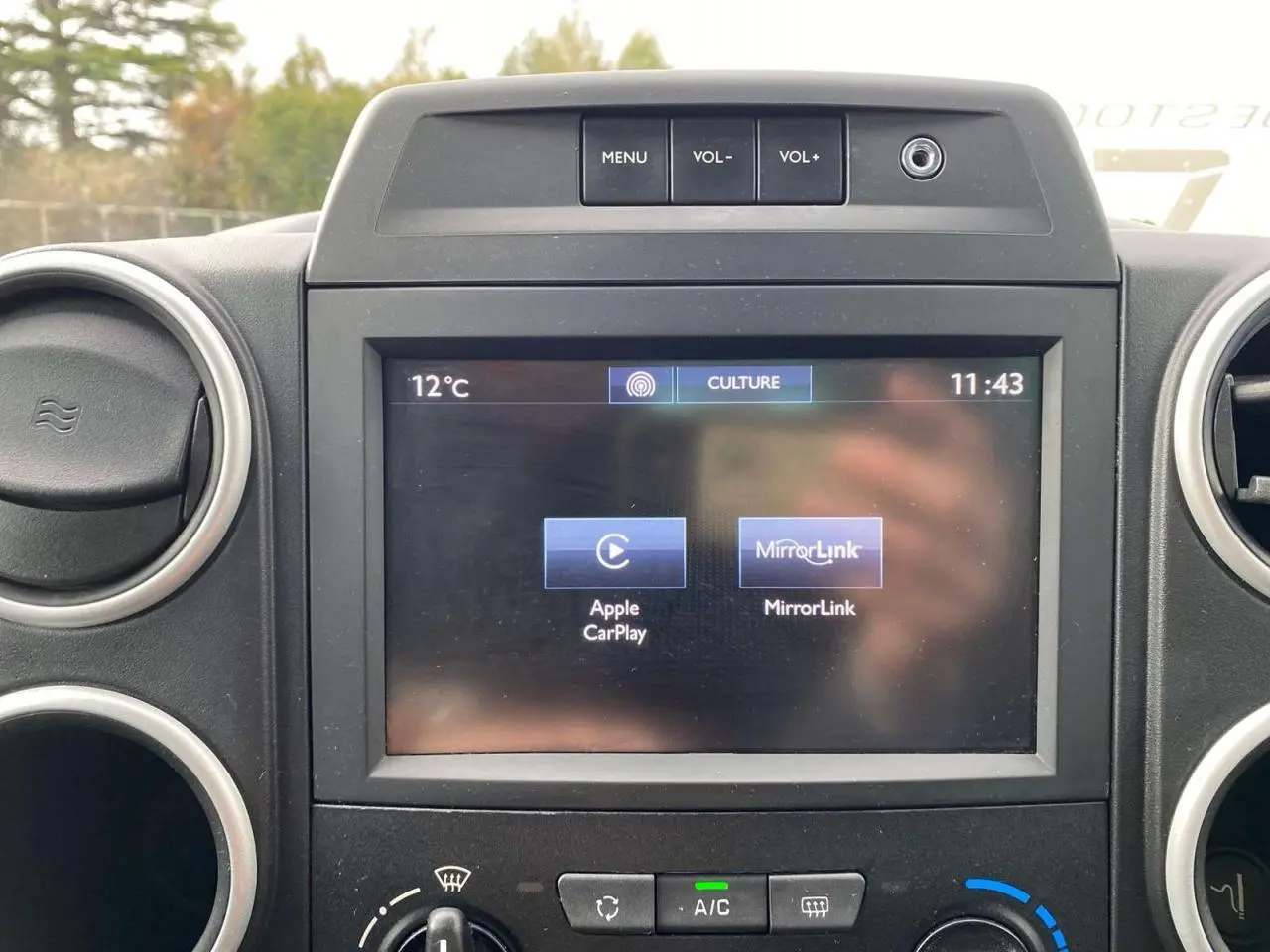 Écran tactile 7 pouces du Peugeot Partner gris Artense 2017 affichant Apple CarPlay et MirrorLink.