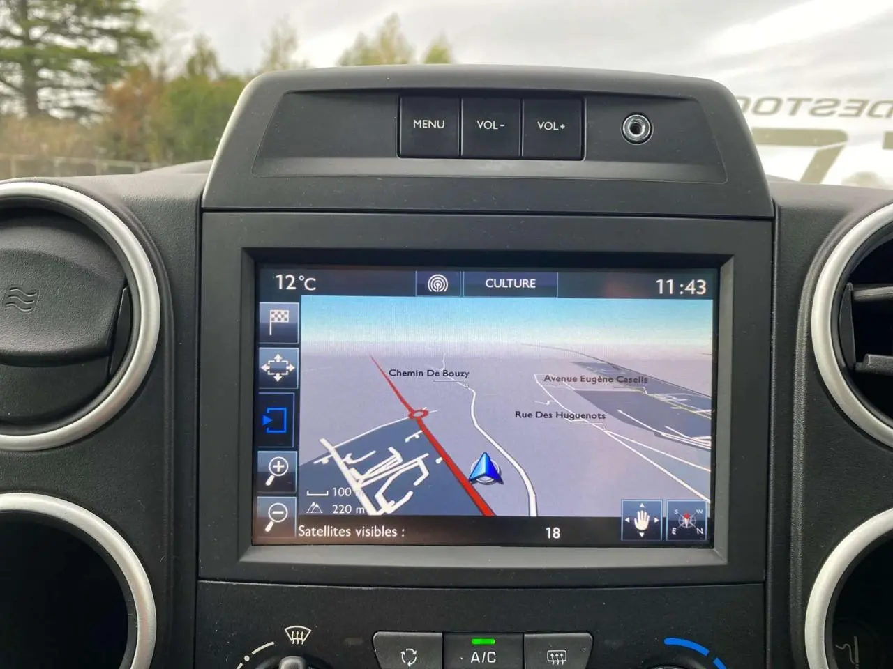 Écran tactile multifonctions du Peugeot Partner TEPEE Active 2017 affichant le GPS, entouré de commandes et aérateurs ronds.