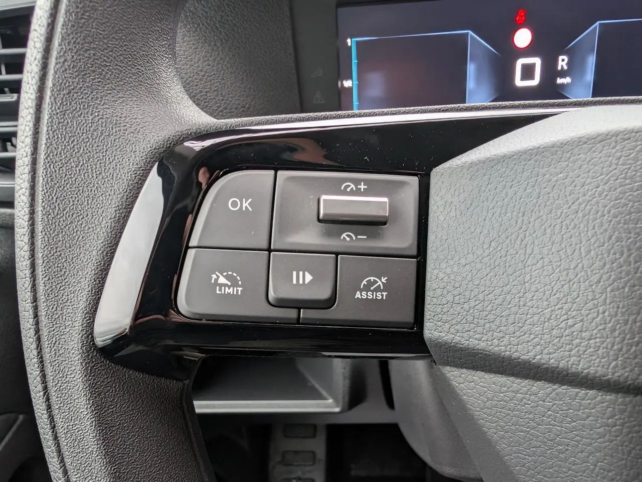 Gros plan sur les commandes au volant du Citroën Jumpy 2025, boutons noirs avec fonctions limiteur et assist.