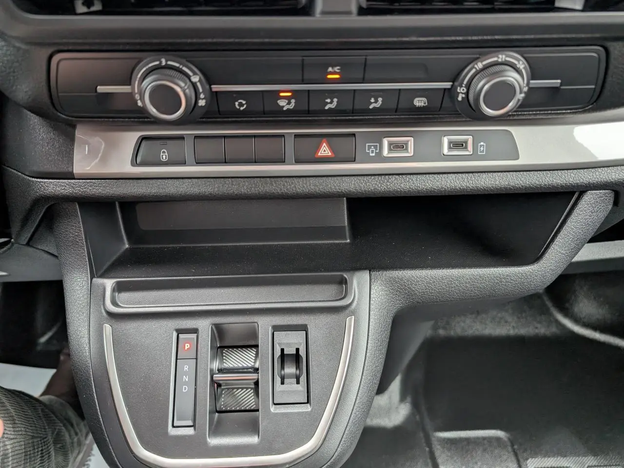 Vue rapprochée de la console centrale noire du Citroën Jumpy 2025 avec commandes climatisation et boîte automatique.