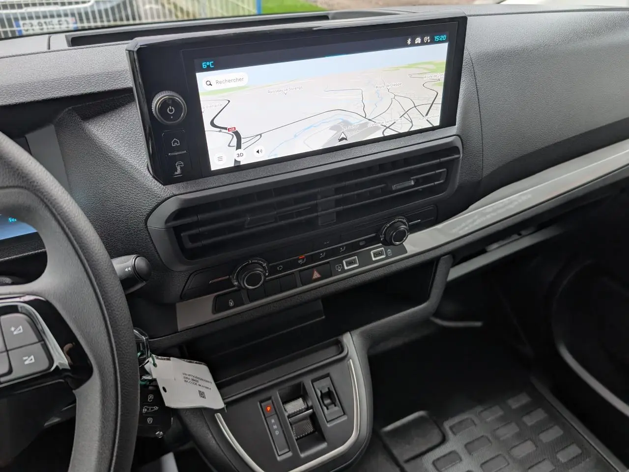 Vue rapprochée du tableau de bord du Citroën Jumpy 2025 avec écran tactile 10'' HD et commandes de climatisation.