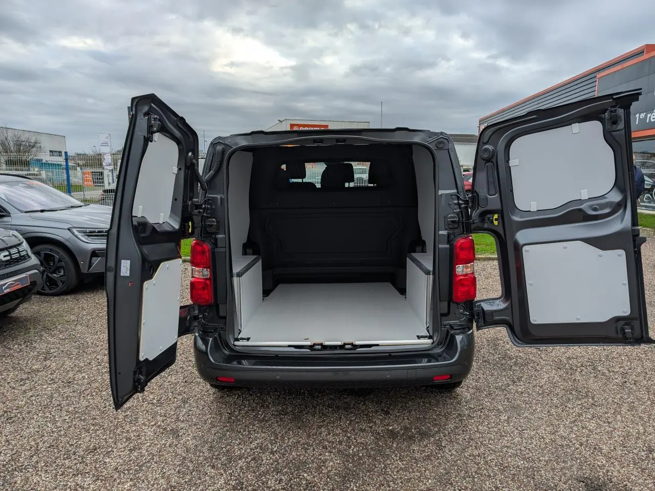 Vue arrière du Citroën Jumpy gris 2025 avec portes battantes ouvertes montrant l'espace de chargement vide.