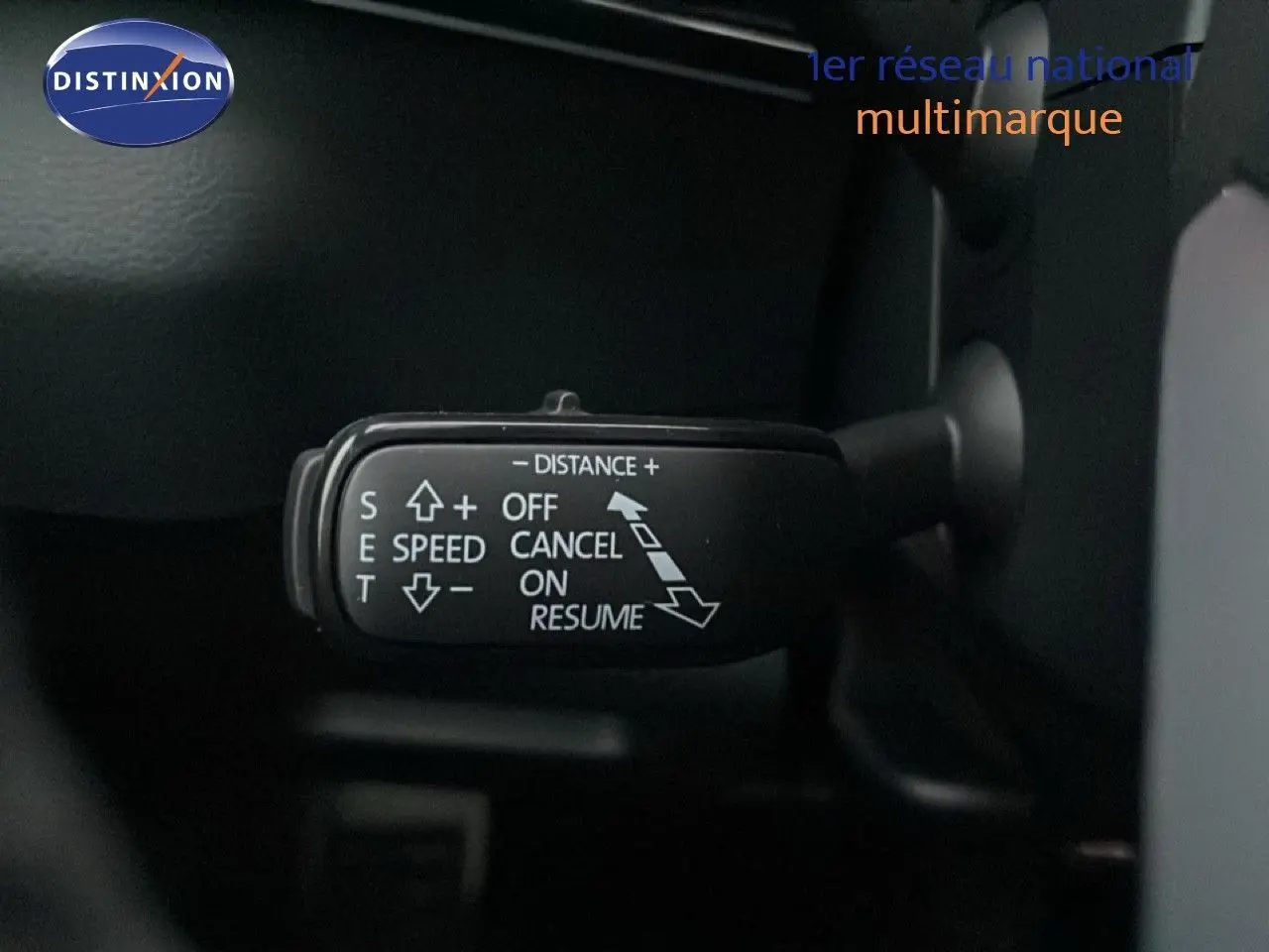 Gros plan sur la commande de régulateur de vitesse du SKODA KAROQ gris argent, intérieur côté gauche.