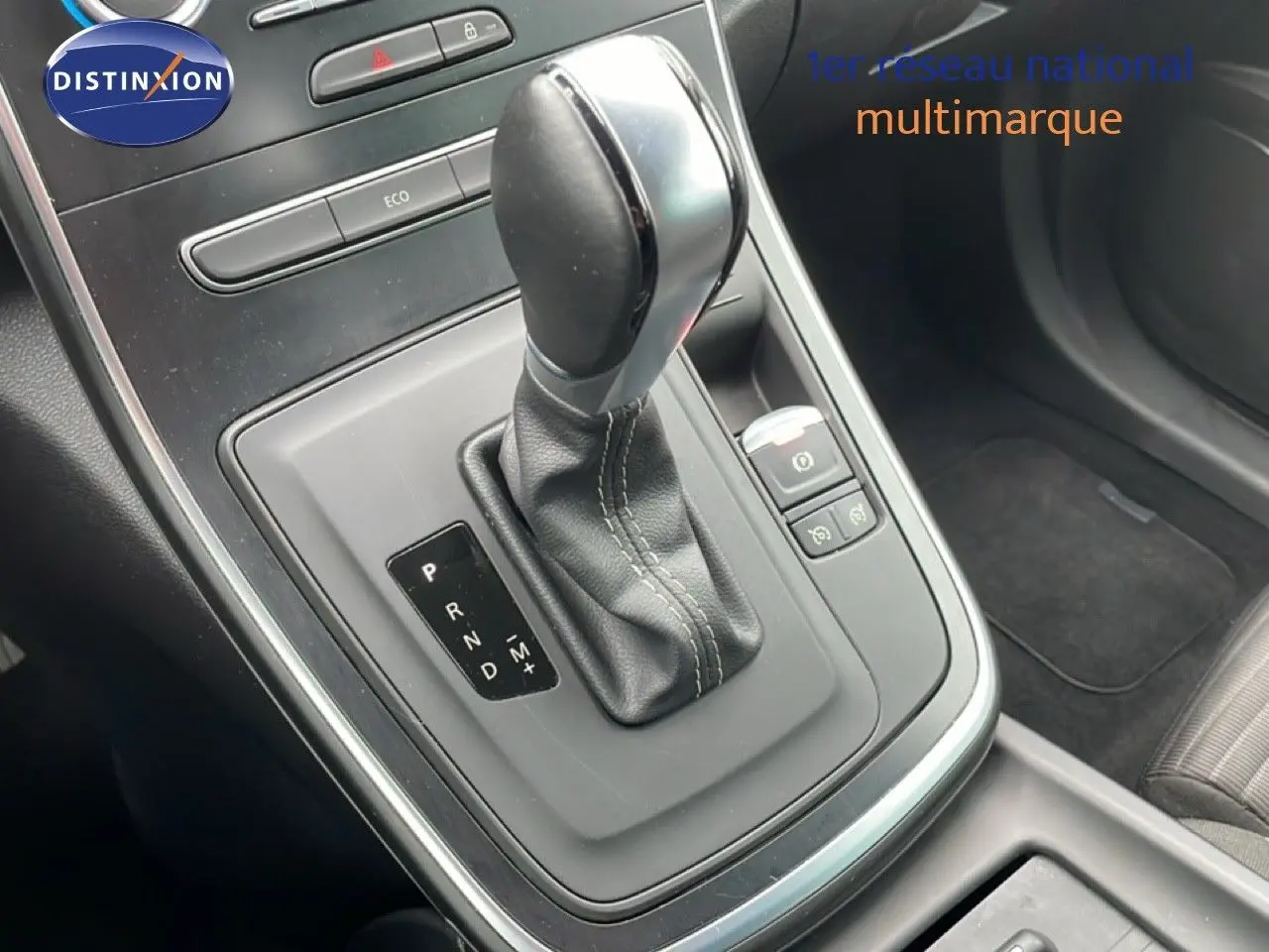 Le levier de vitesse automatique noir du Renault Grand Scenic 2022, vue rapprochée de la console centrale.