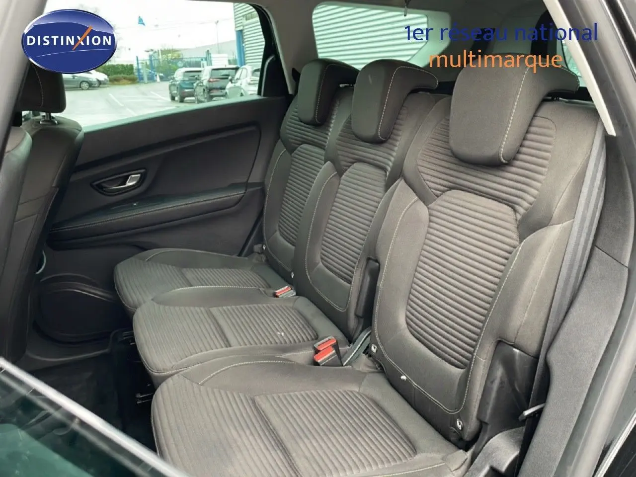 Vue intérieure côté droit sur les sièges arrière en tissu gris du Renault Grand Scenic noir étoile métal 2022.