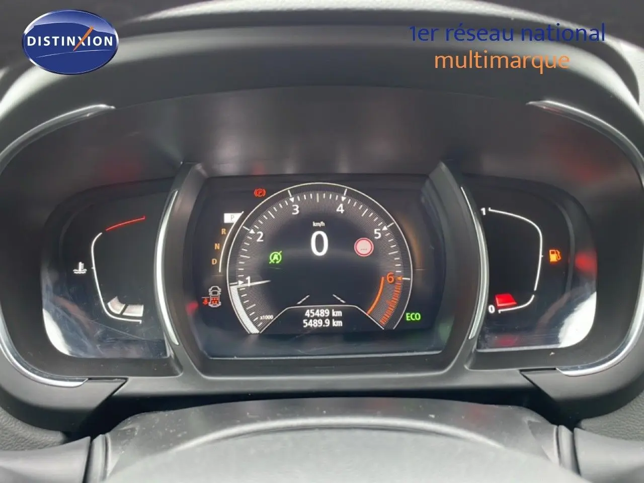 Tableau de bord numérique du Renault Grand Scenic 2022, affichage central du compteur et jauges, vue frontale rapprochée.