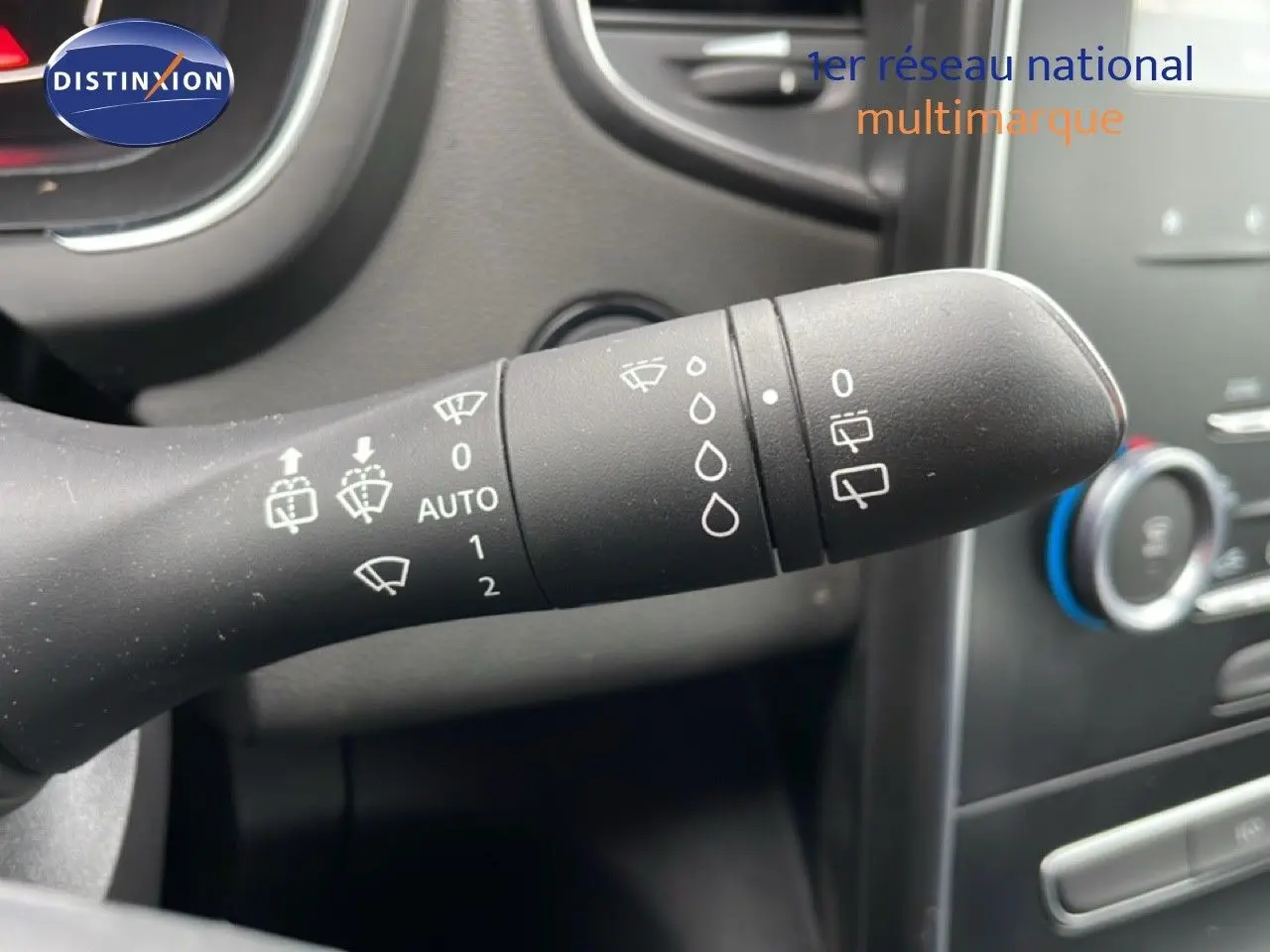 Gros plan sur la commande d’essuie-glace du Renault Grand Scenic noir étoile métal, intérieur avec tableau de bord partiel.