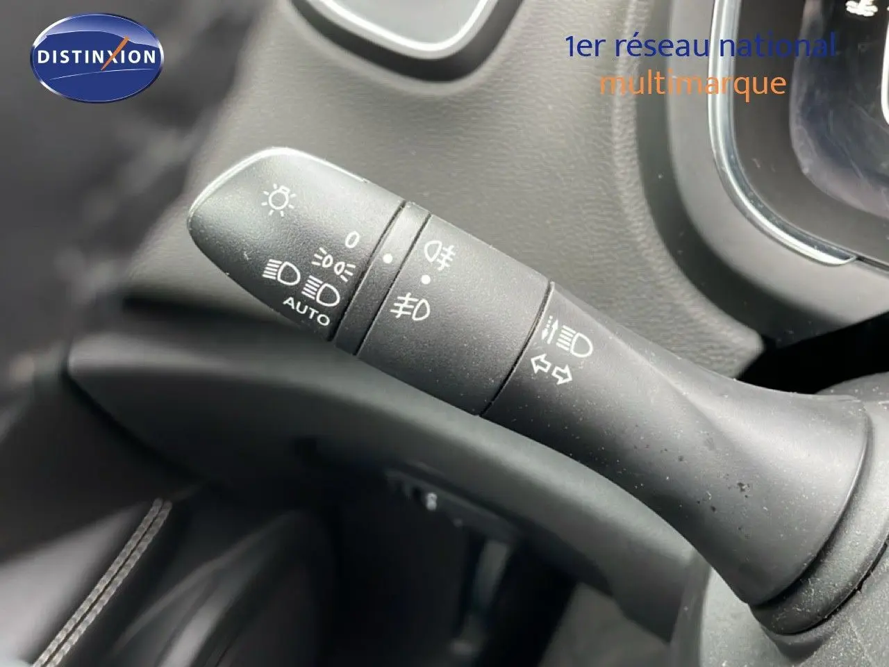 Gros plan sur la commande des feux et clignotants dans l’habitacle noir du Renault Grand Scenic 2022.