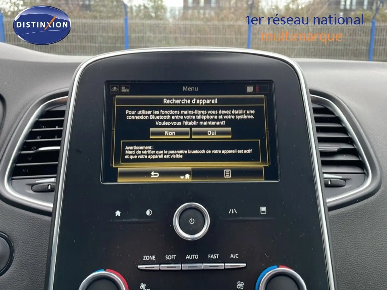 Vue rapprochée de l’écran central tactile du Renault Grand Scenic noir étoile métal, affichant le menu Bluetooth.