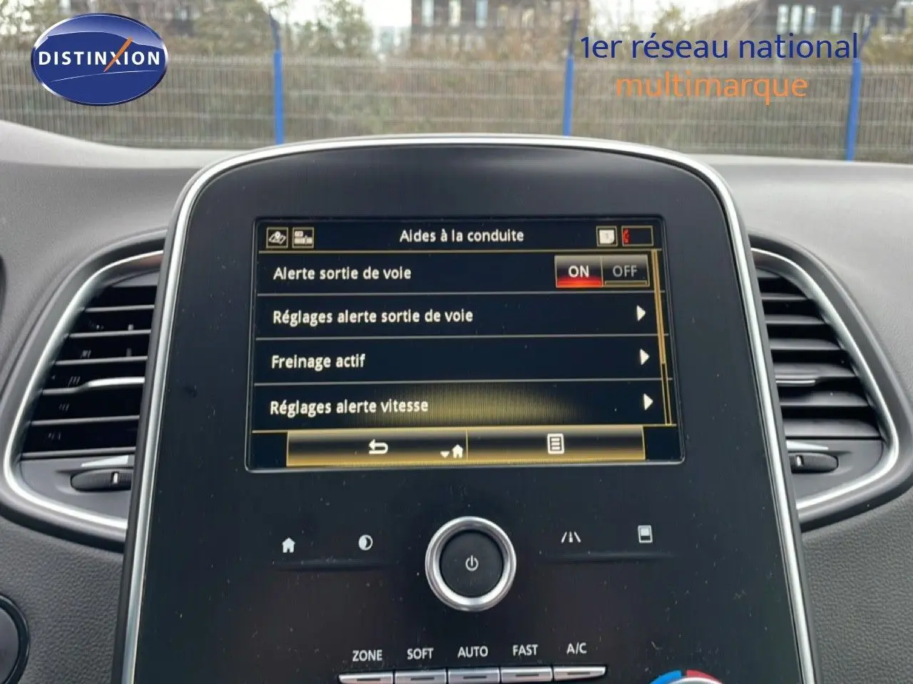 Écran central tactile du tableau de bord du Renault Grand Scenic 2022, affichant les aides à la conduite.